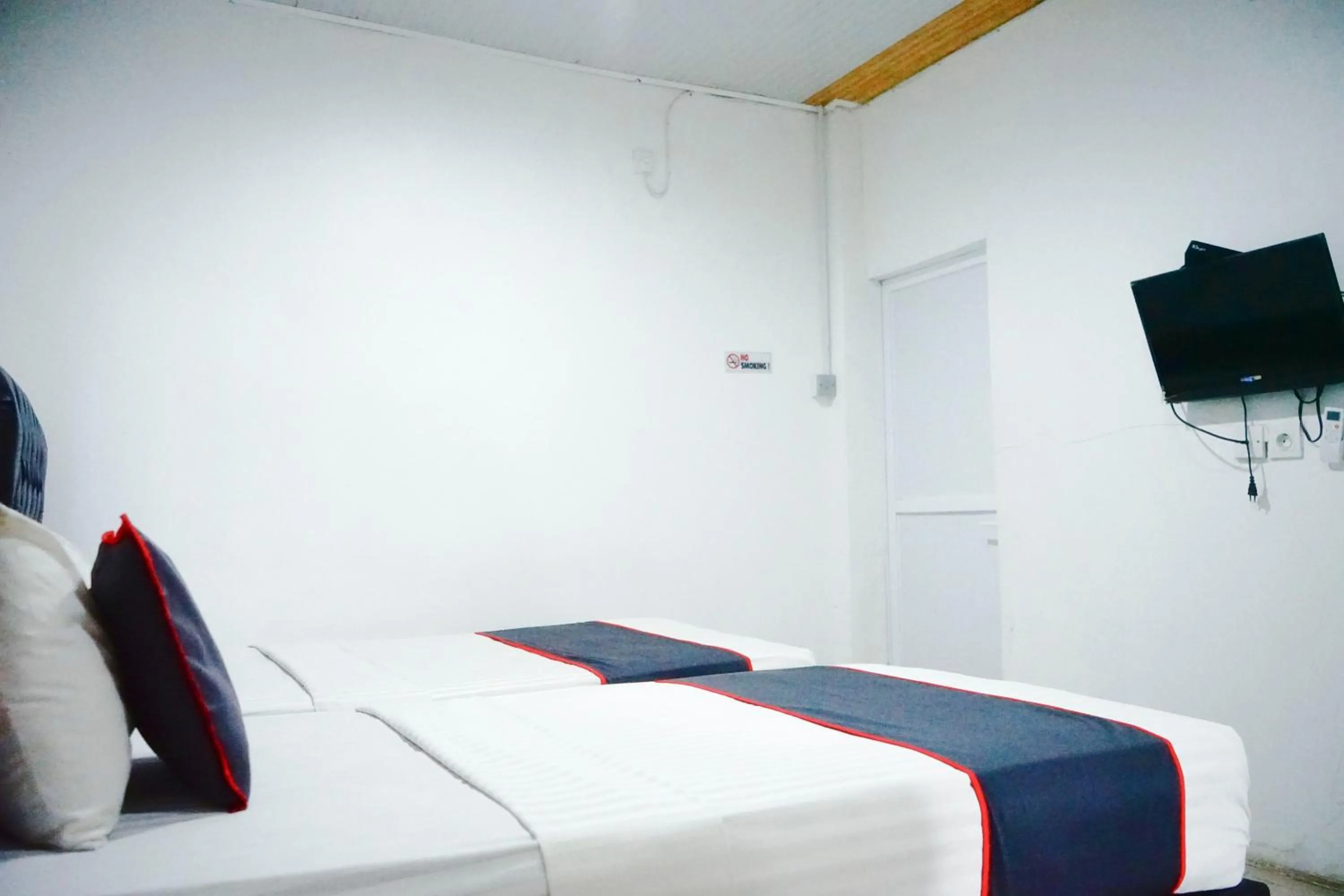 Bedroom, Bed in Hotel O Padang City Center Near Pantai Padang Formerly Hotel Siti Nurbaya