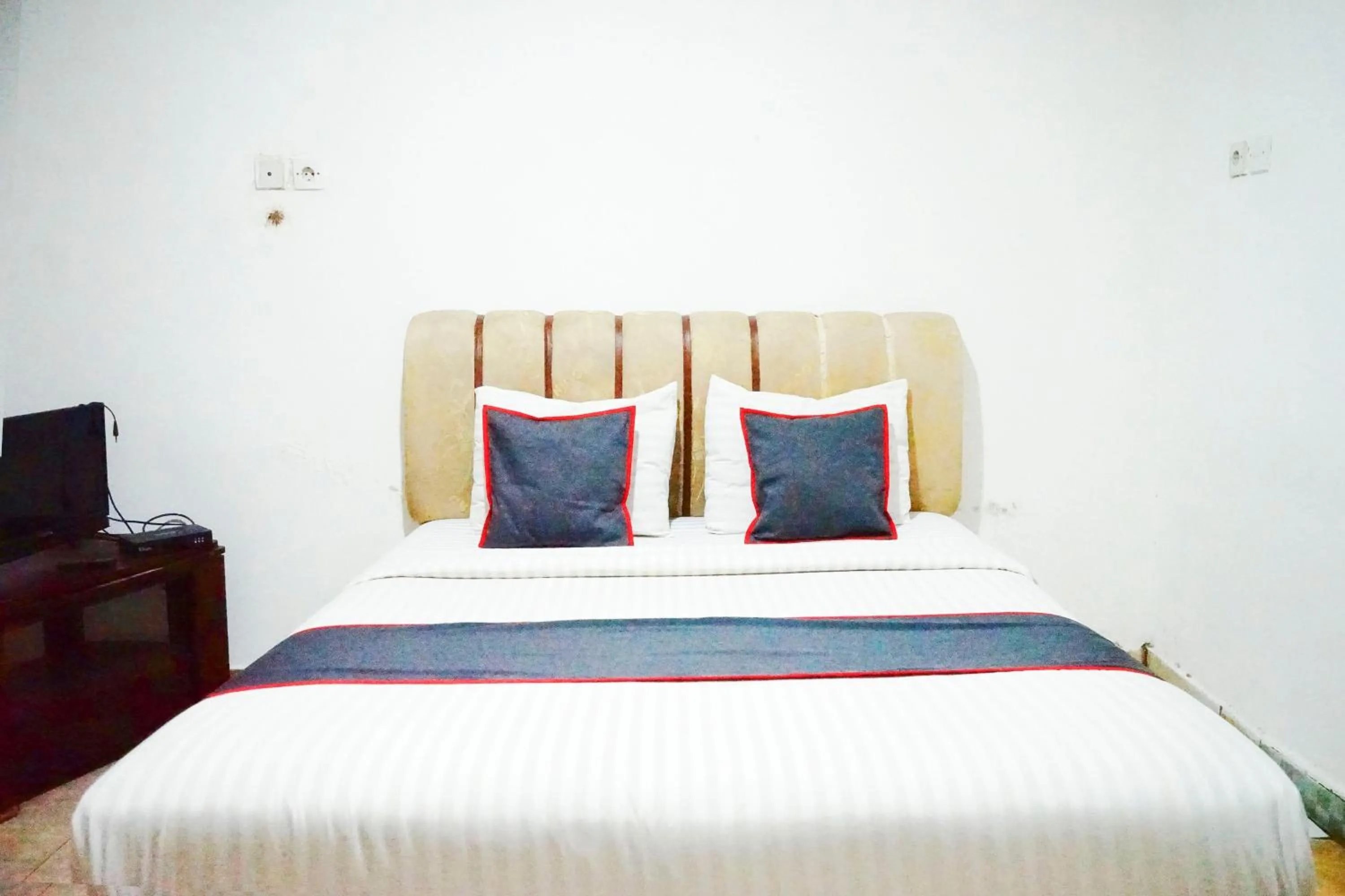 Bedroom, Bed in Hotel O Padang City Center Near Pantai Padang Formerly Hotel Siti Nurbaya