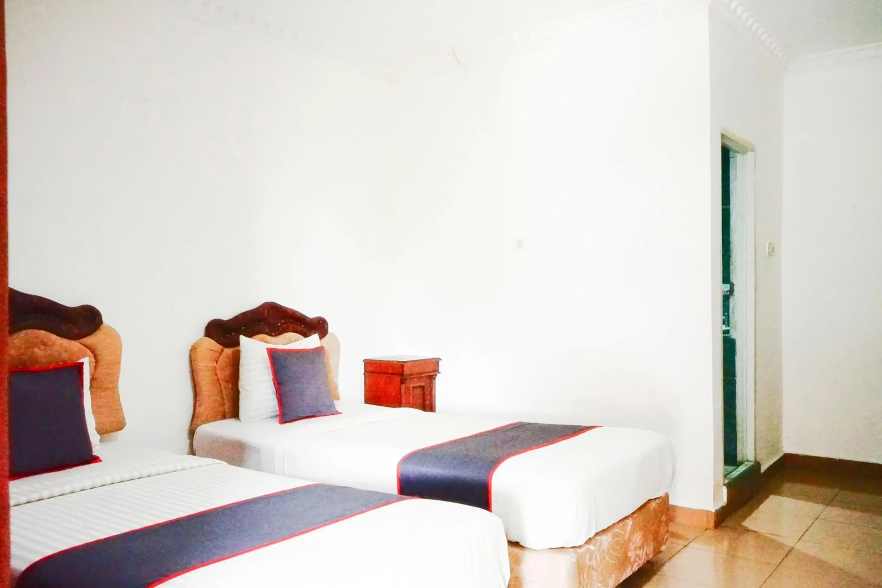 Standard Twin Room in Hotel O Padang City Center Near Pantai Padang Formerly Hotel Siti Nurbaya Standard Twin Room in Hotel O Padang City Center Near Pantai Padang Formerly Hotel Siti Nurbaya