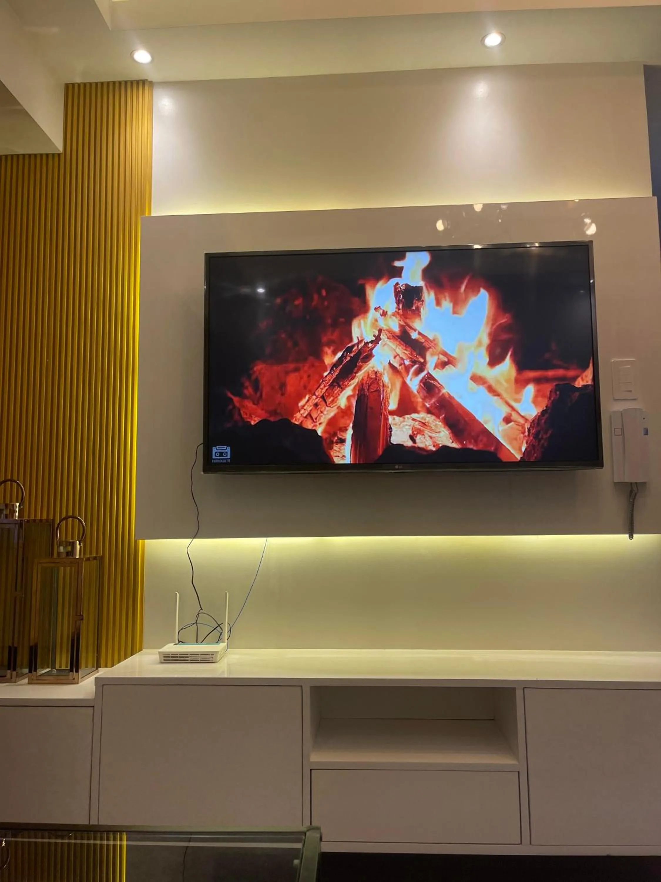 Communal lounge/ TV room in E & T Homecations 2 Bedroom Apartment at SMDC Air Residences