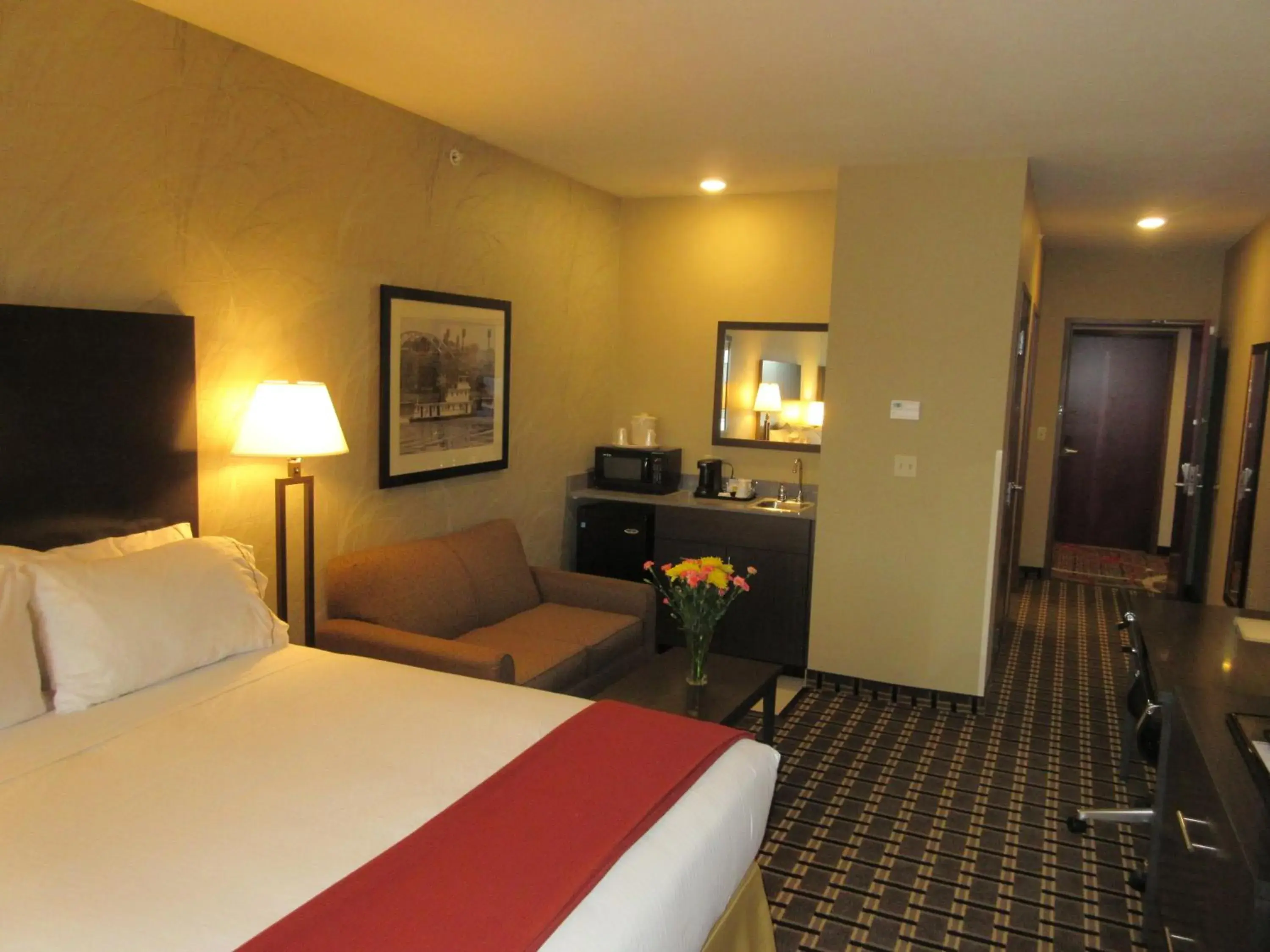 Bed in Holiday Inn Express & Suites Butler by IHG Bed in Holiday Inn Express & Suites Butler by IHG