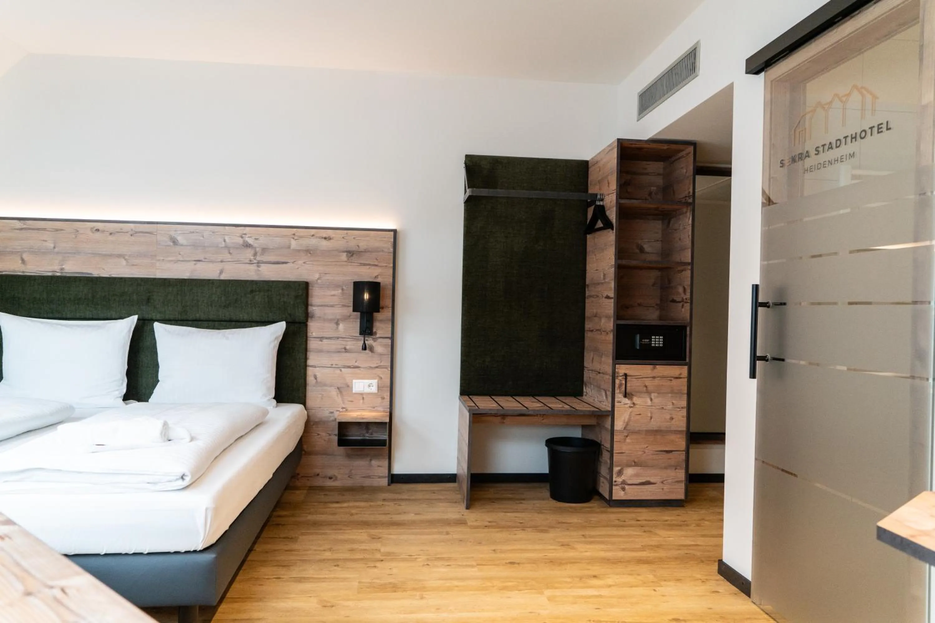 Photo of the whole room, Bed in SEKRA Stadthotel