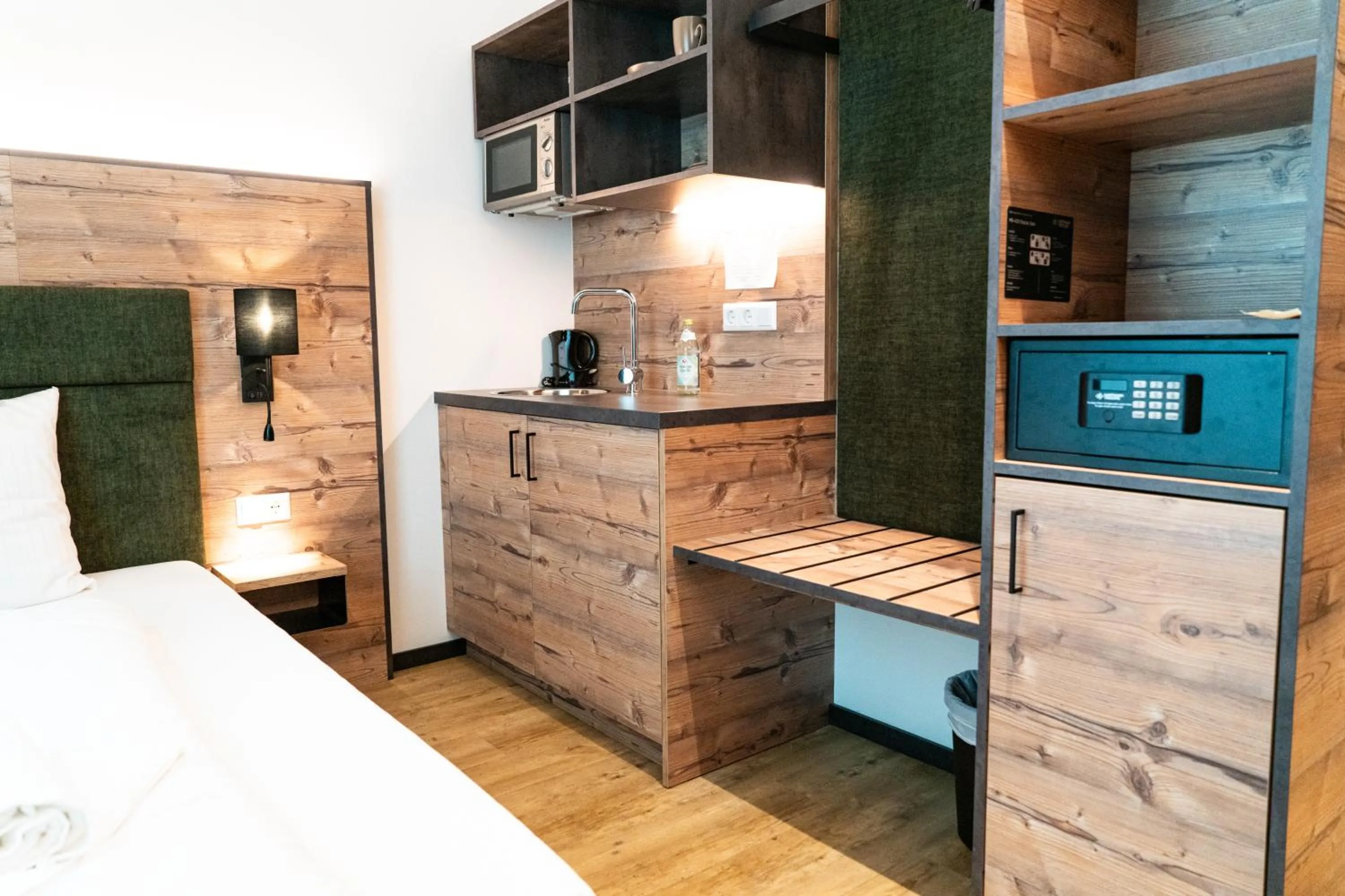 Kitchen or kitchenette, Bed in SEKRA Stadthotel