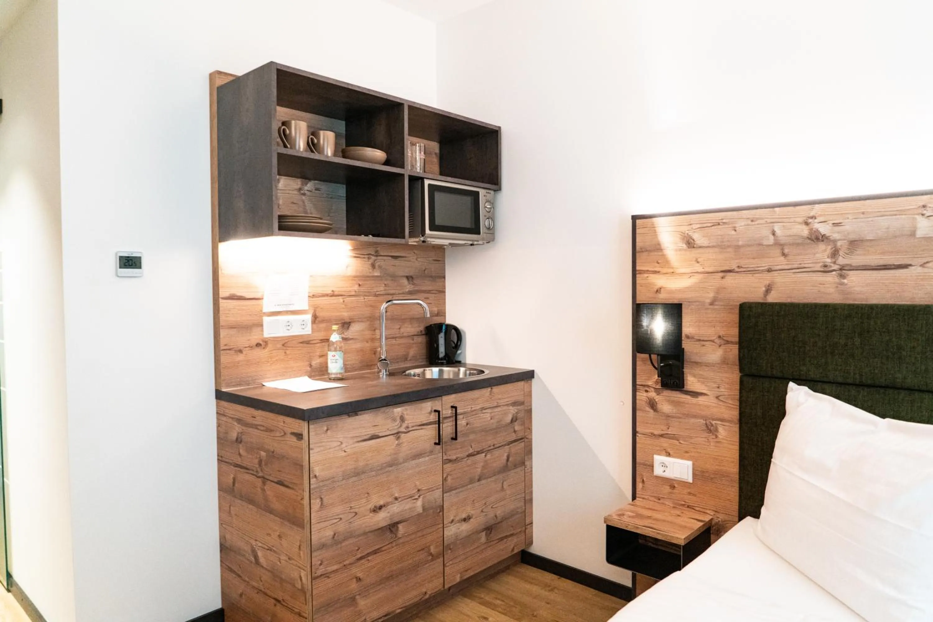 Kitchen or kitchenette, Bed in SEKRA Stadthotel