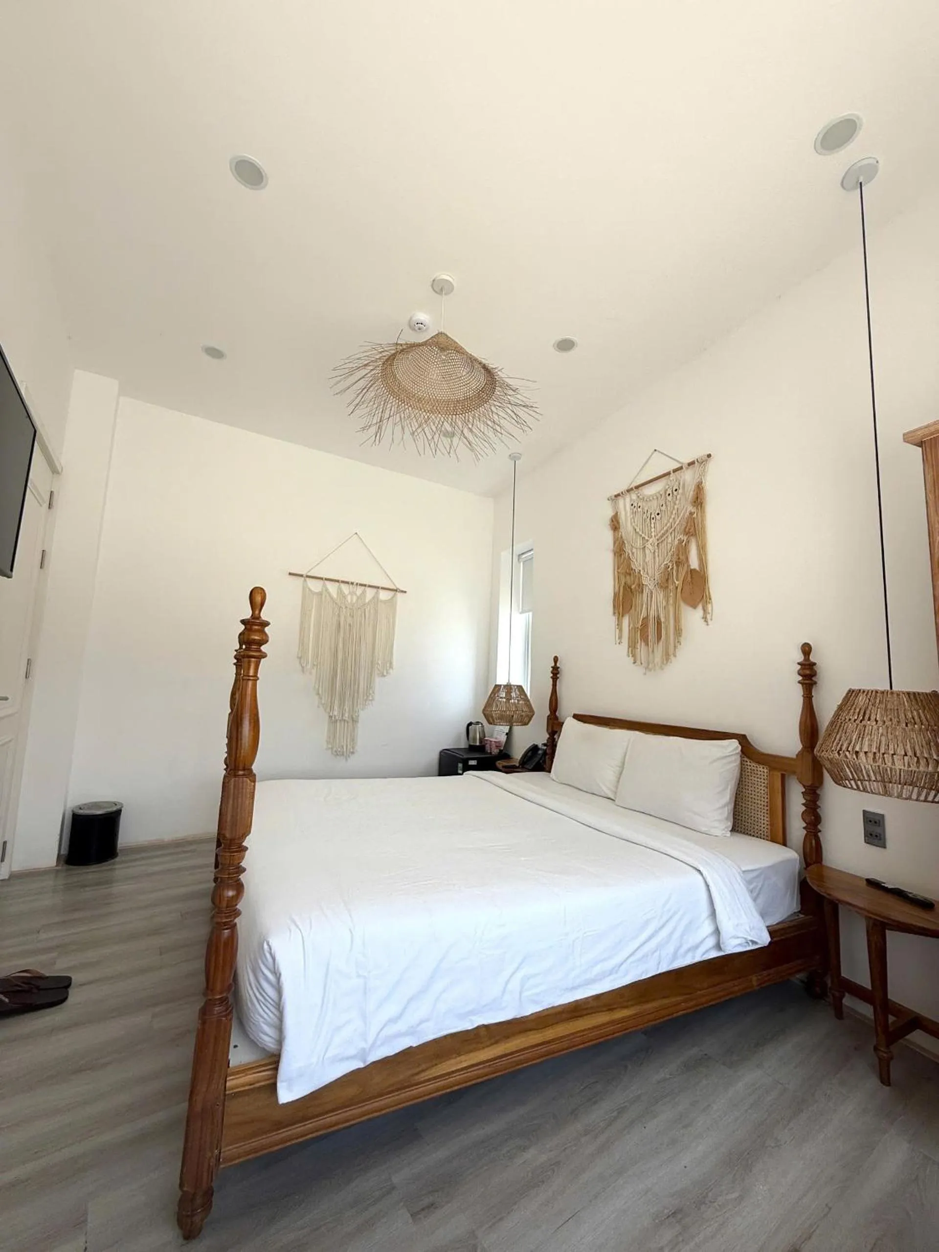 Photo of the whole room, Bed in Pisces Hotel Hue