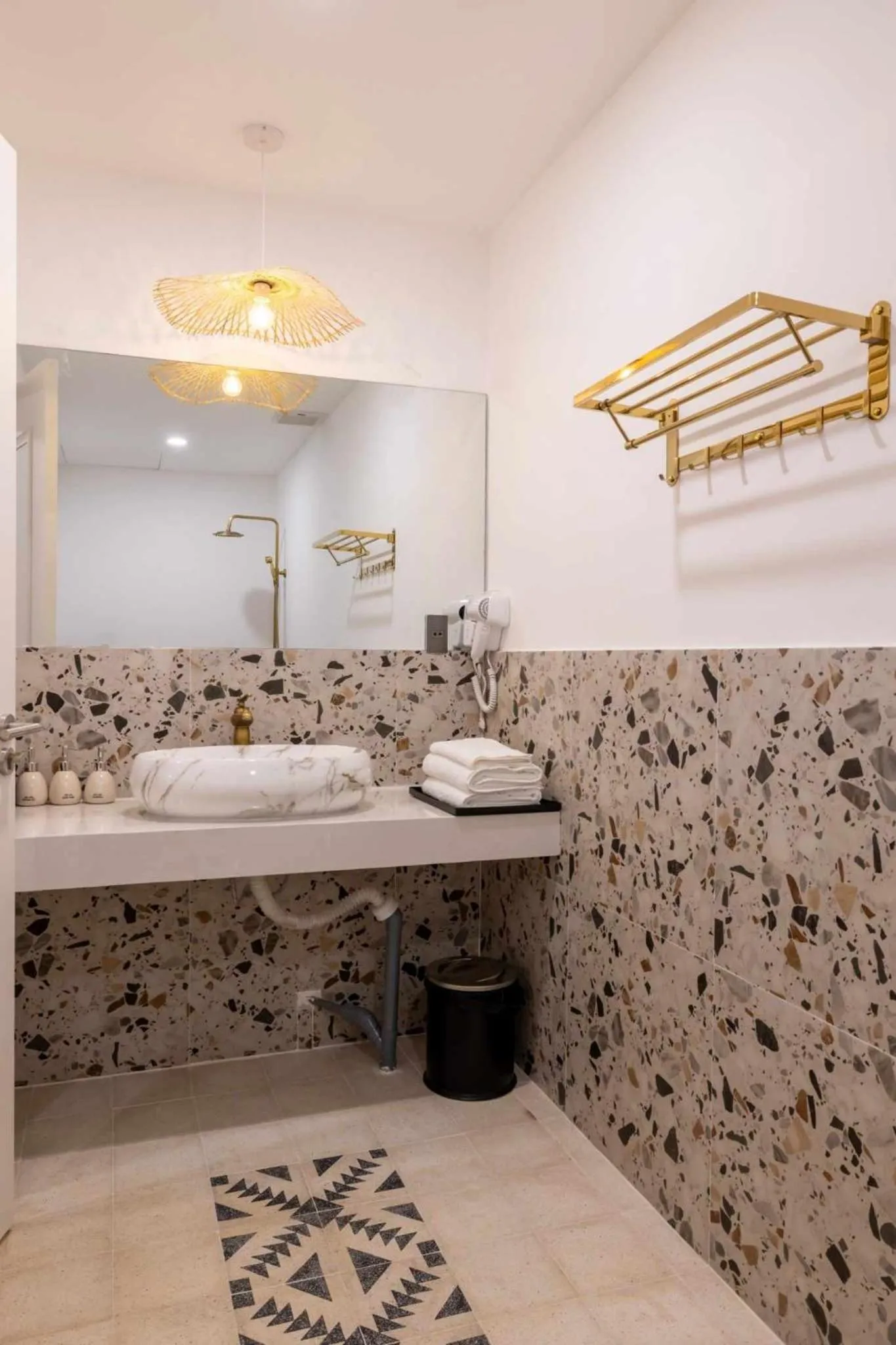 Bathroom in Pisces Hotel Hue