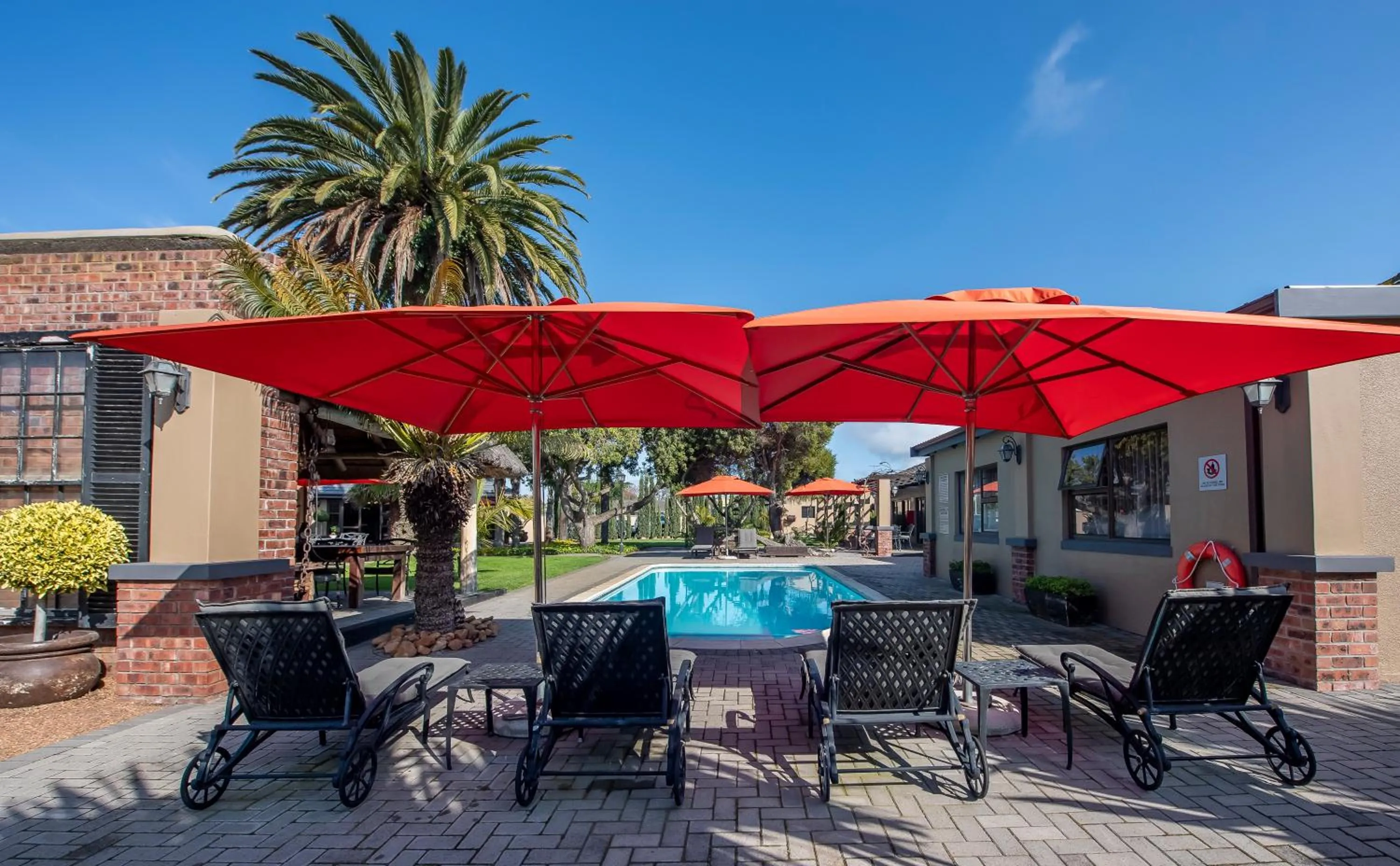Swimming pool in Excellent Guest House