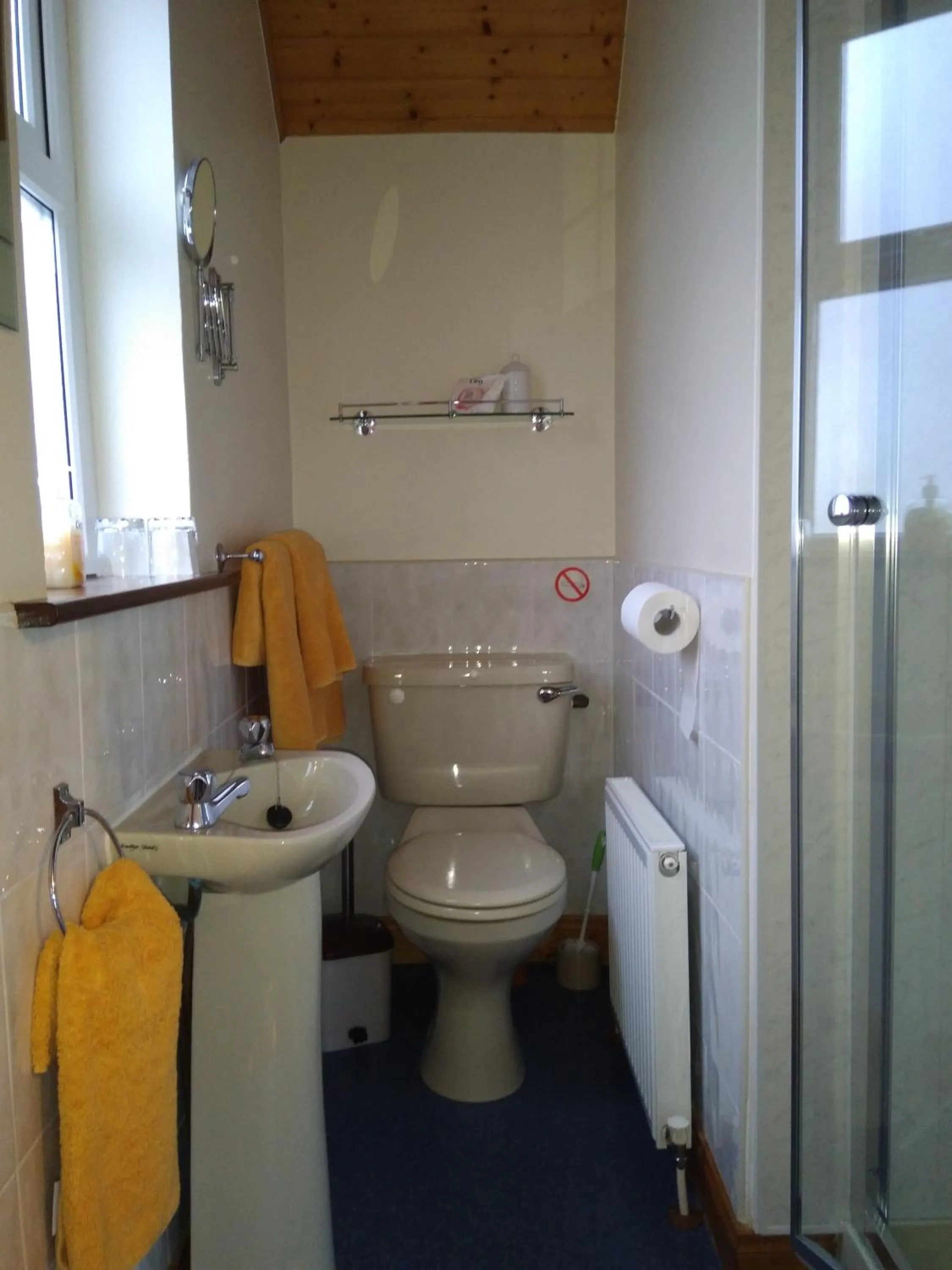 Bathroom in Twin Oaks Bed & Breakfast