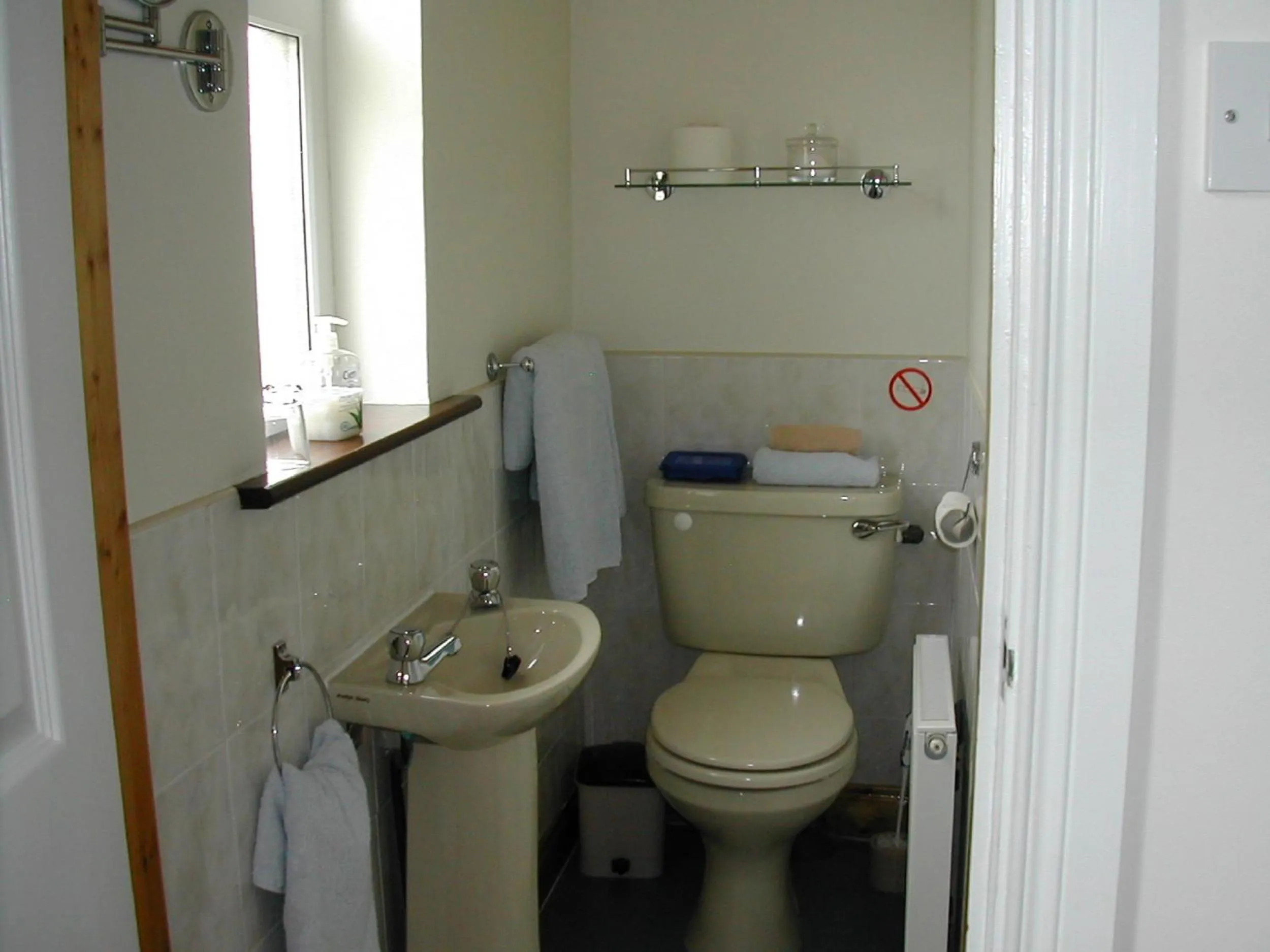 Bathroom in Twin Oaks Bed & Breakfast