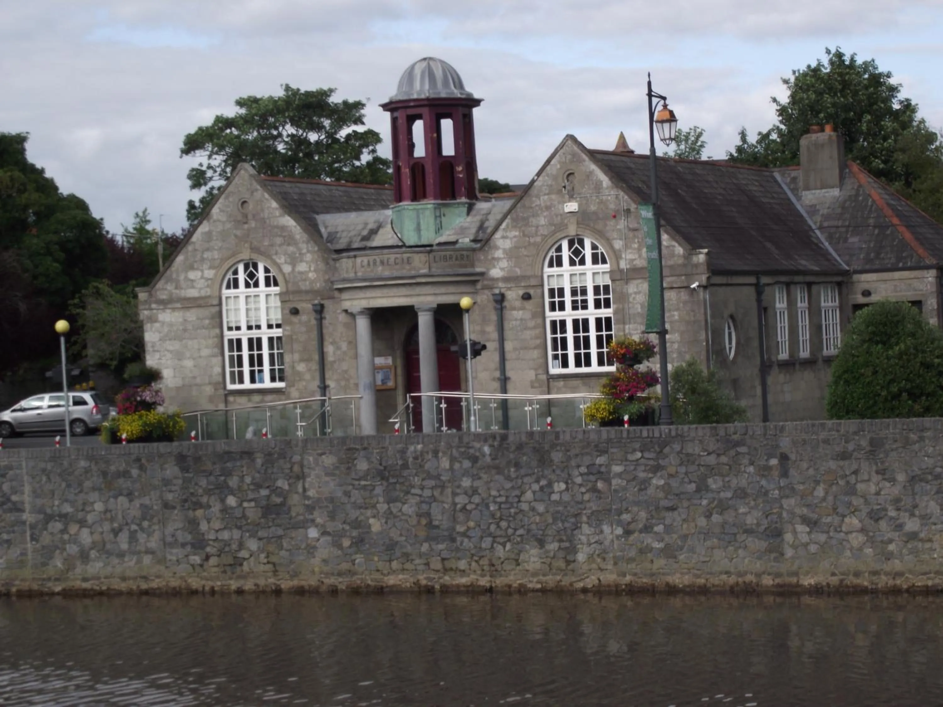 Library in Twin Oaks Bed & Breakfast