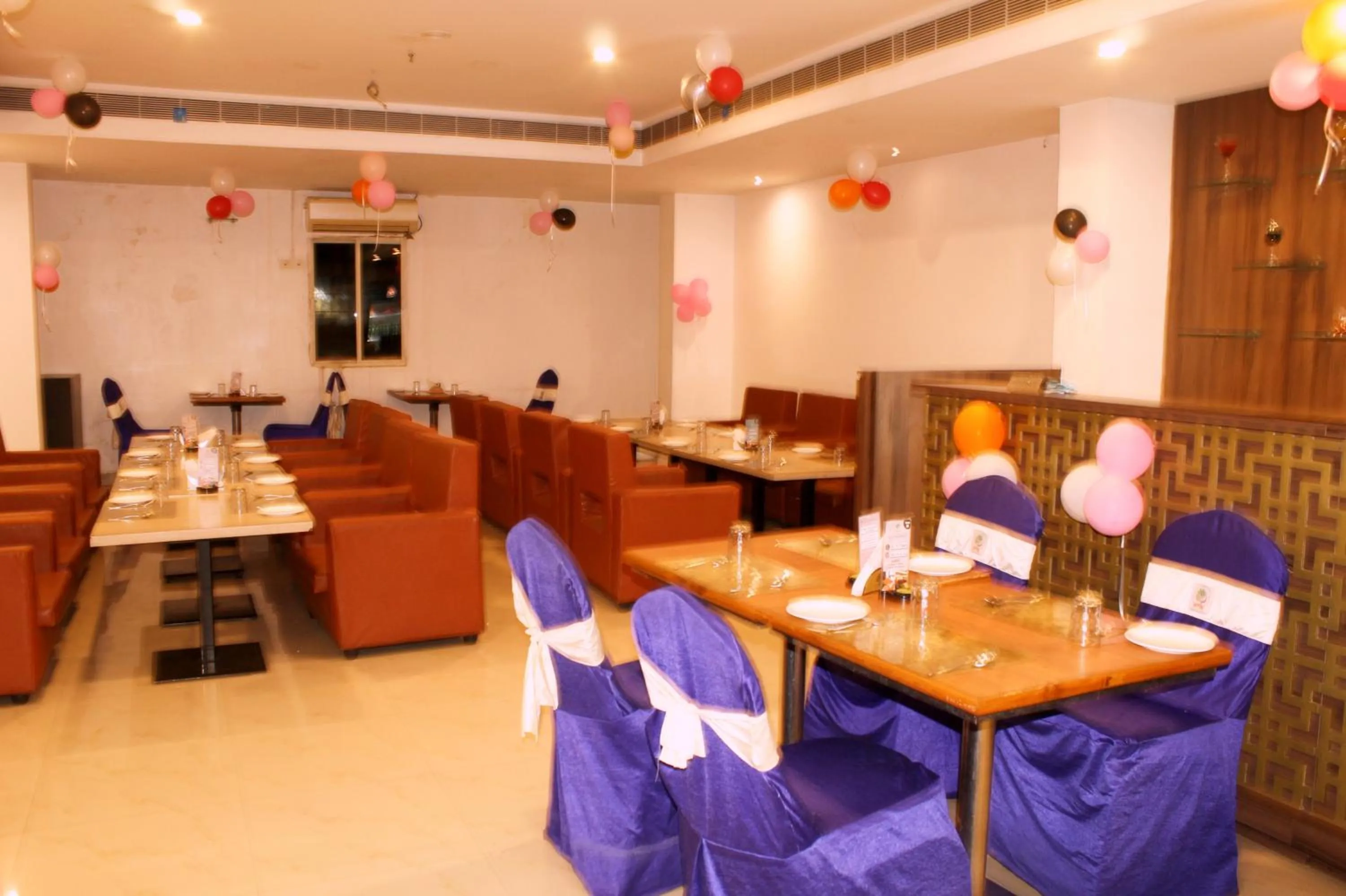 Restaurant/places to eat in Hotel Peacock Pride