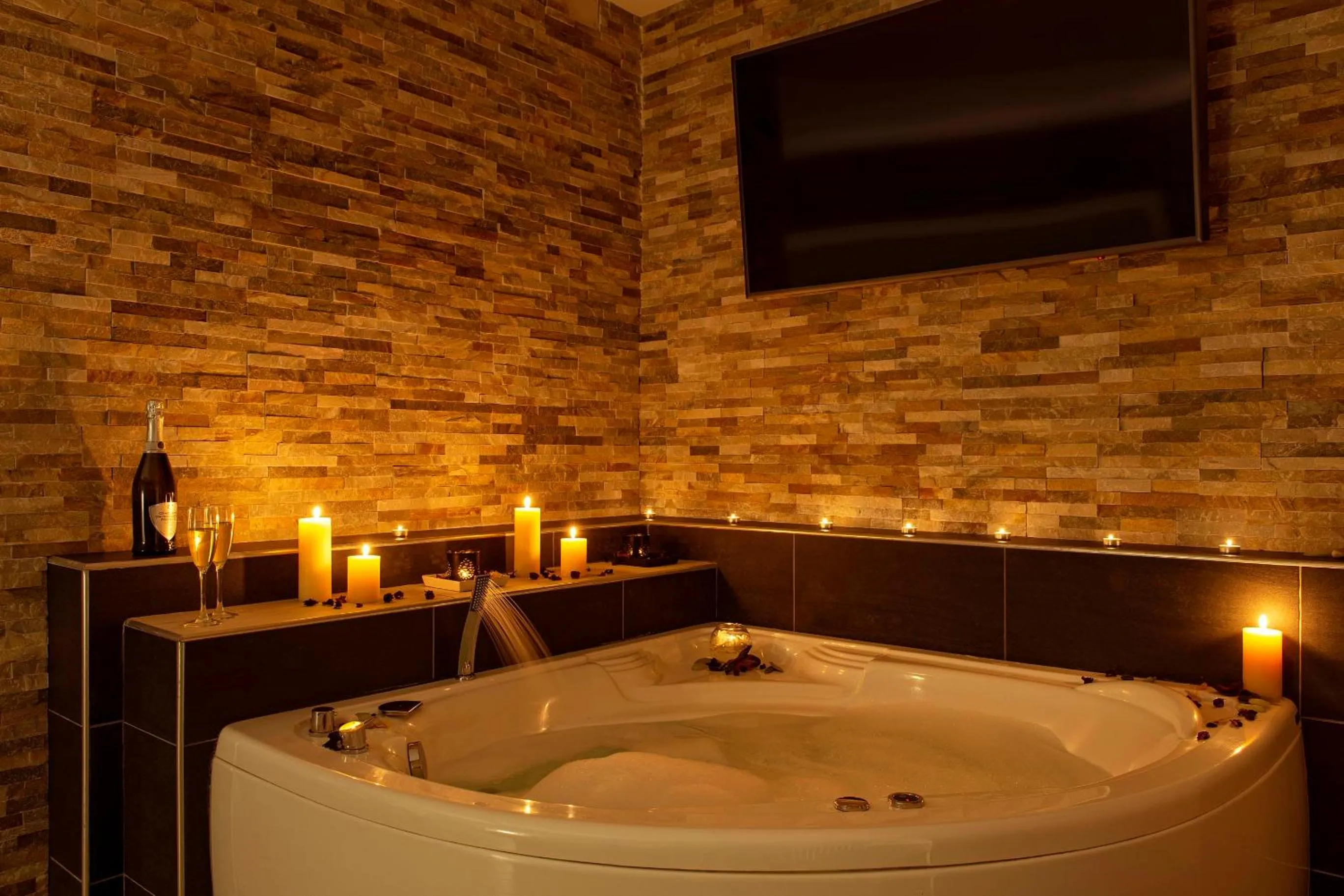 Hot Tub in Five Rooms Rome Guesthouse