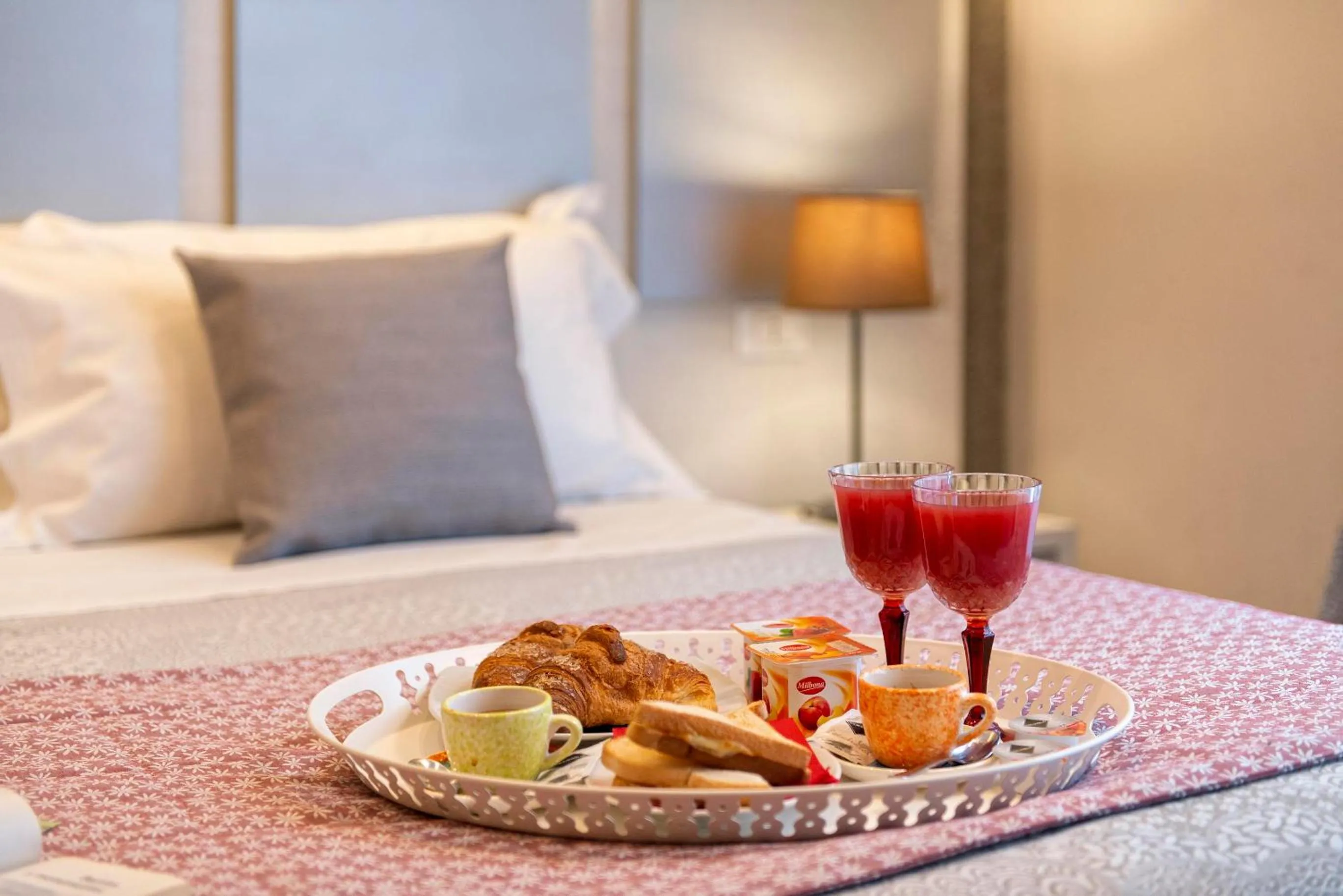 Bed in Five Rooms Rome Guesthouse