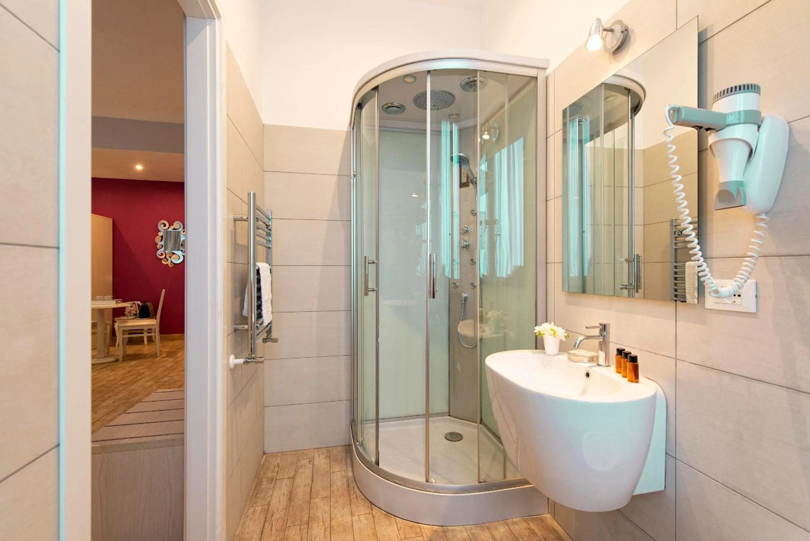 Shower in Five Rooms Rome Guesthouse