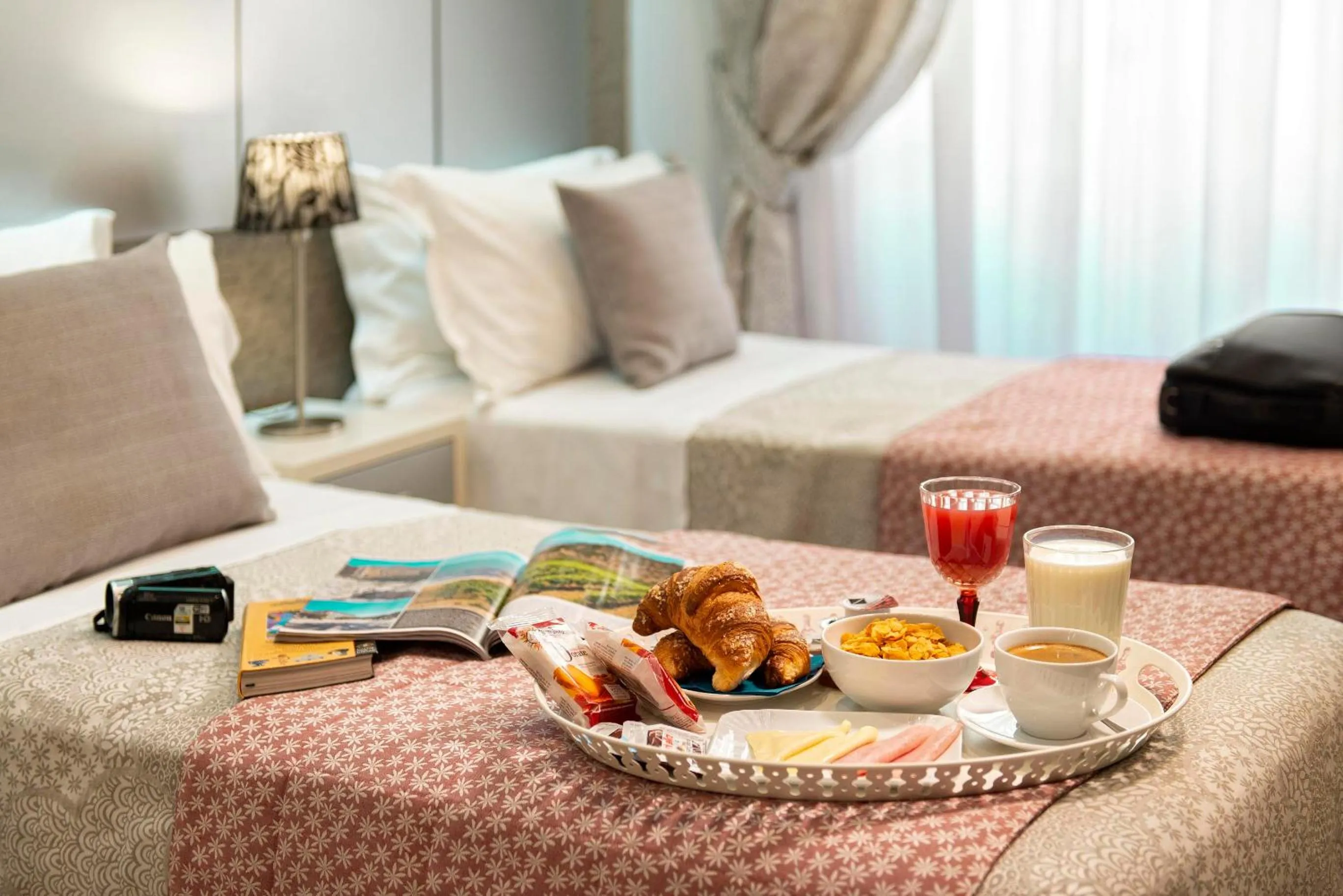 Bed in Five Rooms Rome Guesthouse