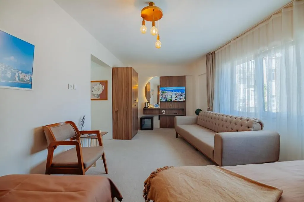 Communal lounge/ TV room in Ali Khan Hotel