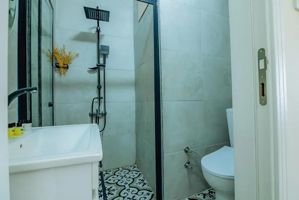 Shower in Ali Khan Hotel Shower in Ali Khan Hotel