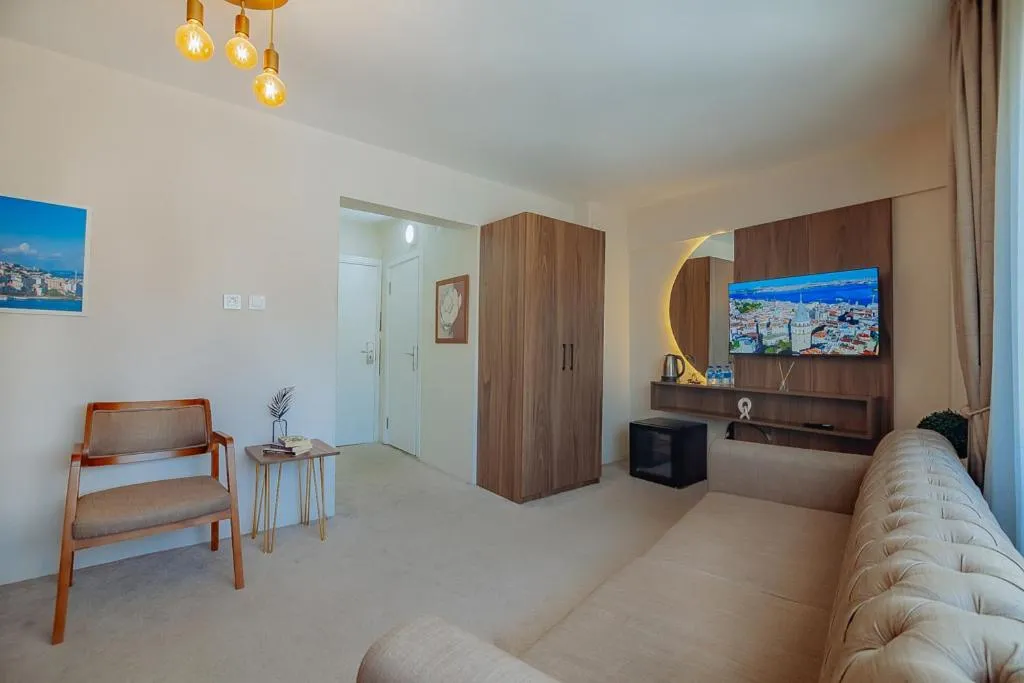 Communal lounge/ TV room in Ali Khan Hotel