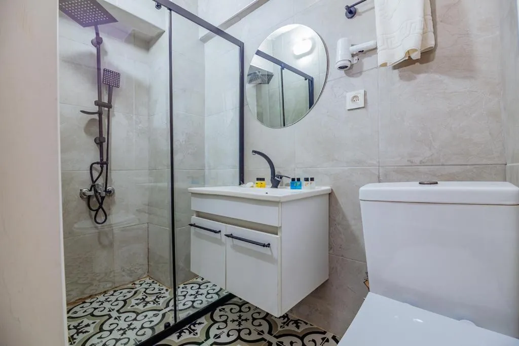 Shower in Ali Khan Hotel