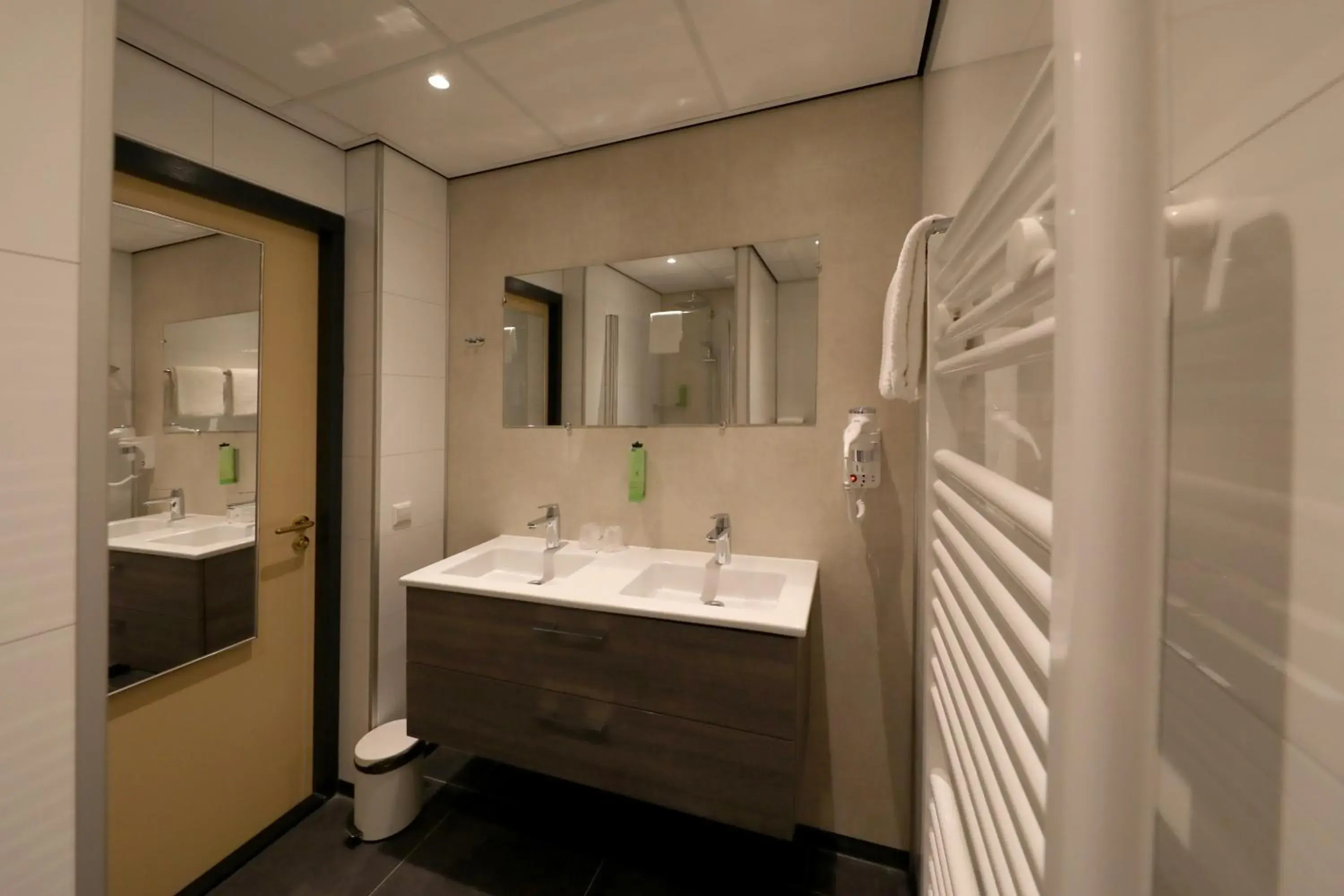 Bathroom in Golden Tulip Ampt van Nijkerk Bathroom in Golden Tulip Ampt van Nijkerk