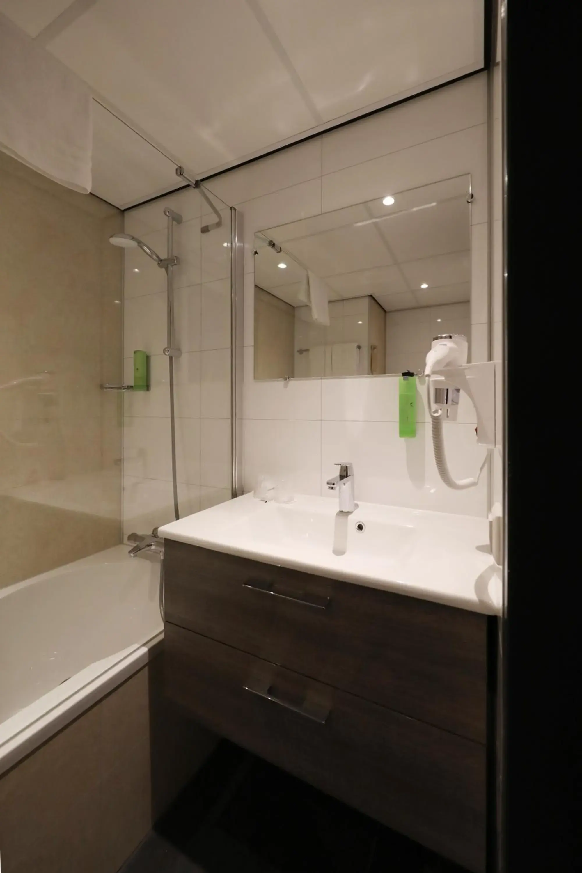 Bathroom in Golden Tulip Ampt van Nijkerk Bathroom in Golden Tulip Ampt van Nijkerk