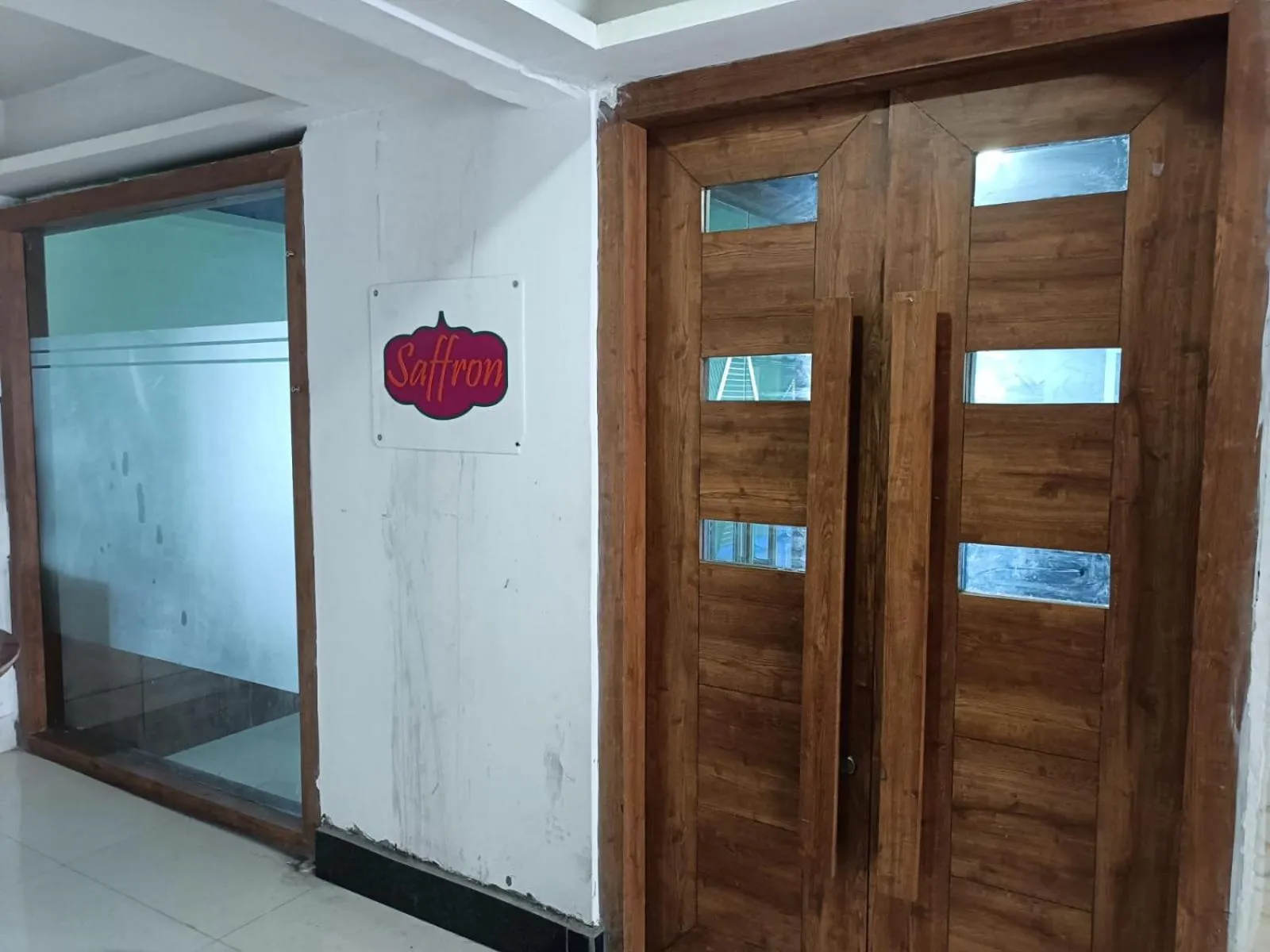 wardrobe in Hotel Autumn Crocus