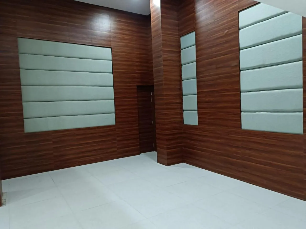 wardrobe in Hotel Autumn Crocus