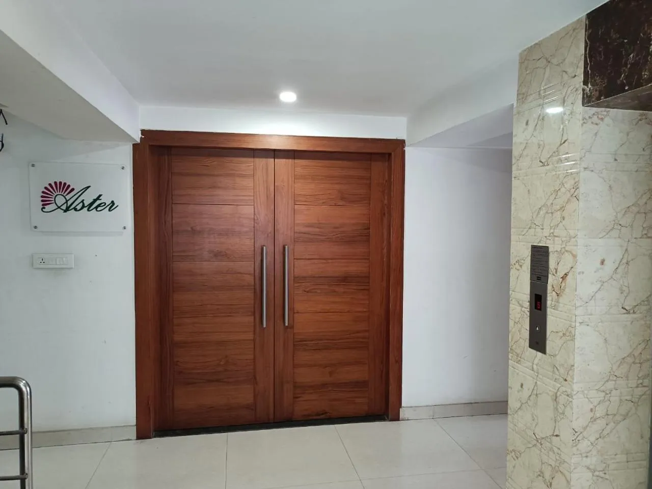 wardrobe in Hotel Autumn Crocus