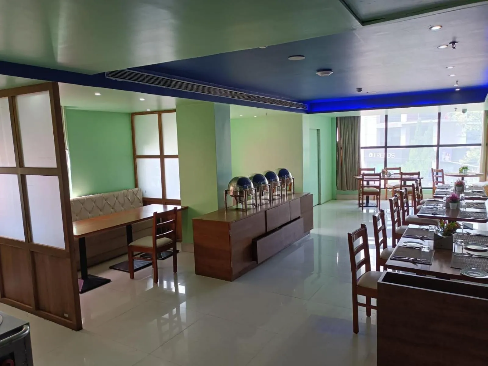 Restaurant/places to eat in Hotel Autumn Crocus