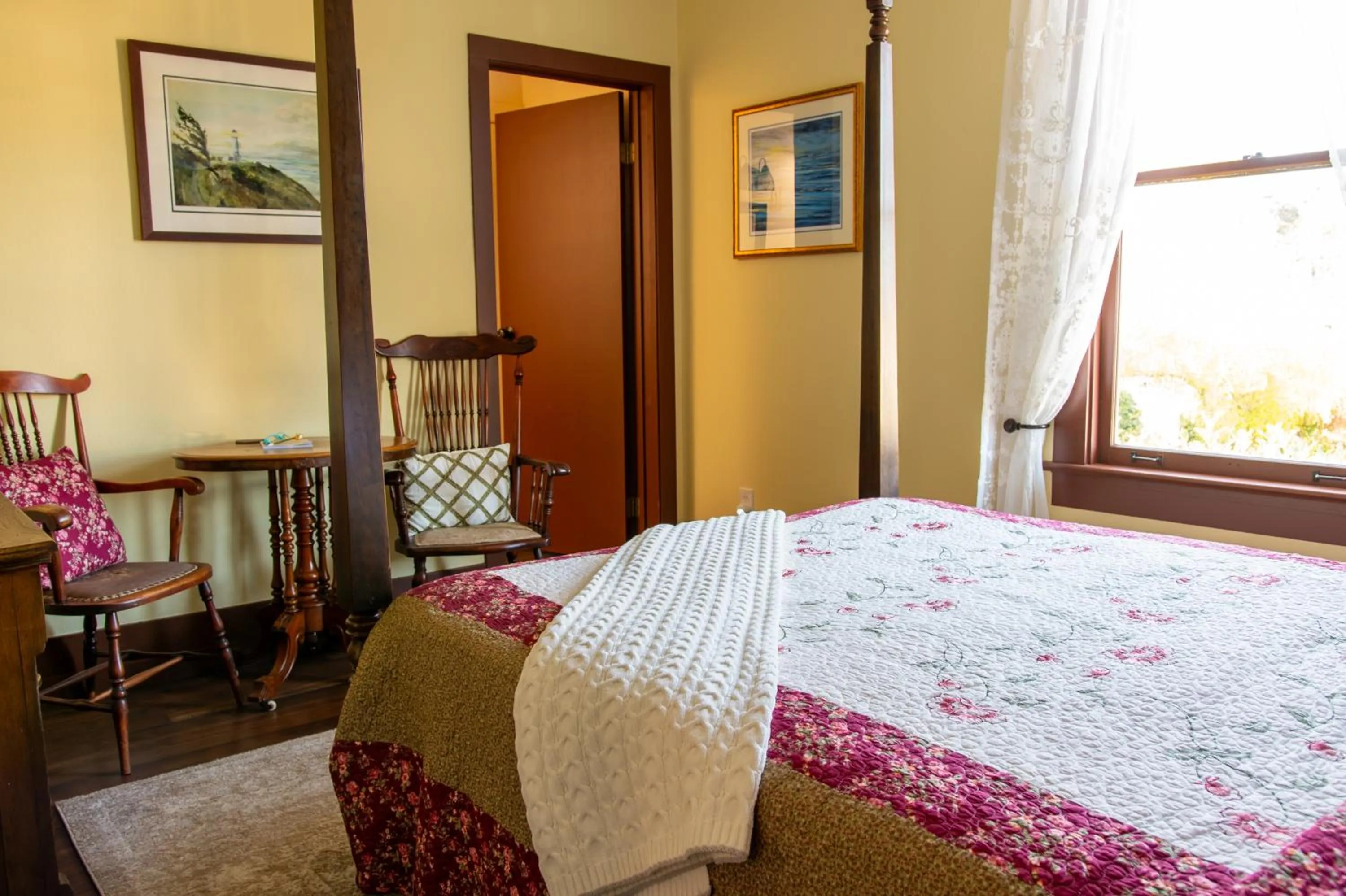 Bed in The Pearl Inn Bed and Breakfast