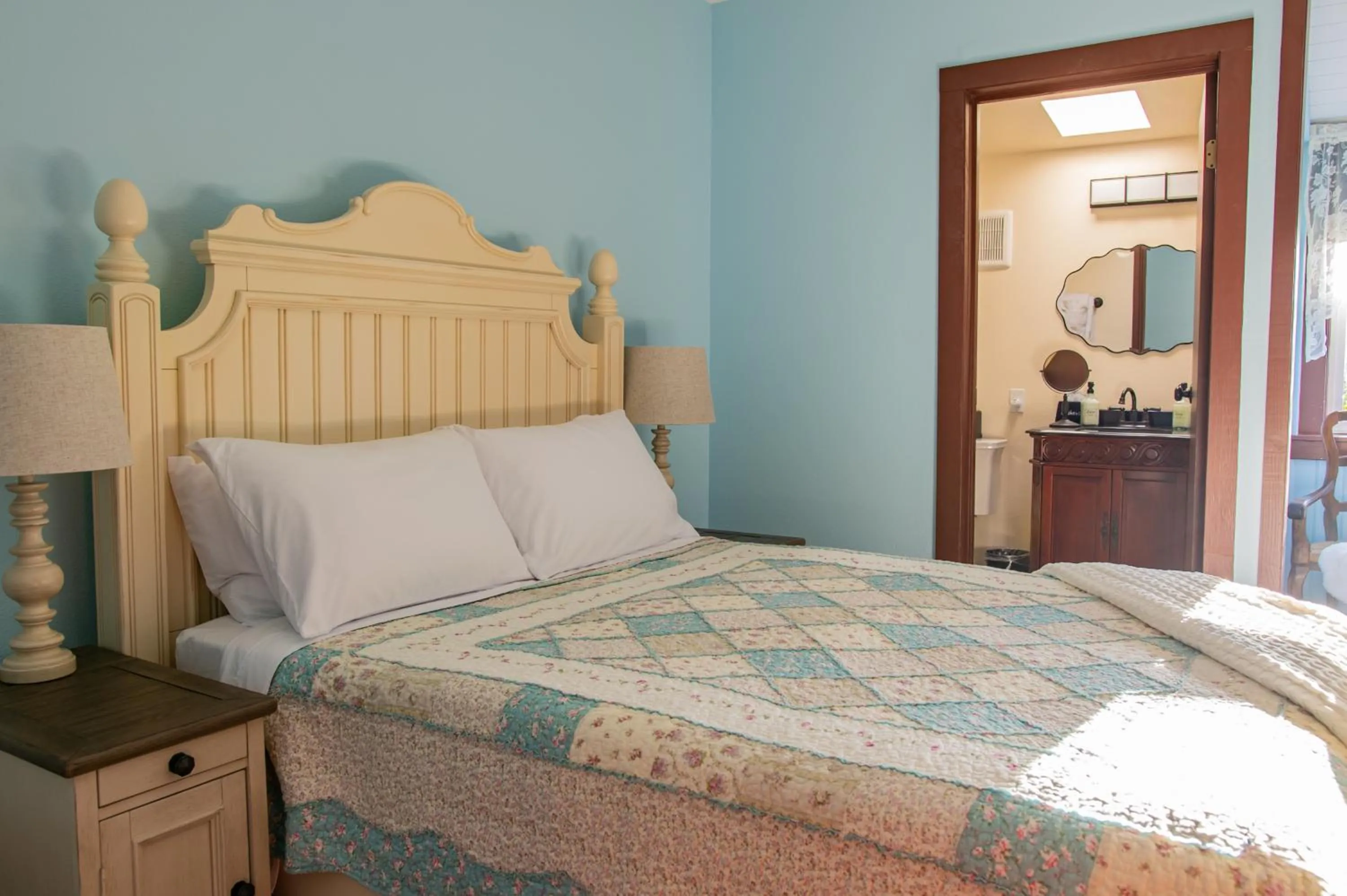 Bed in The Pearl Inn Bed and Breakfast