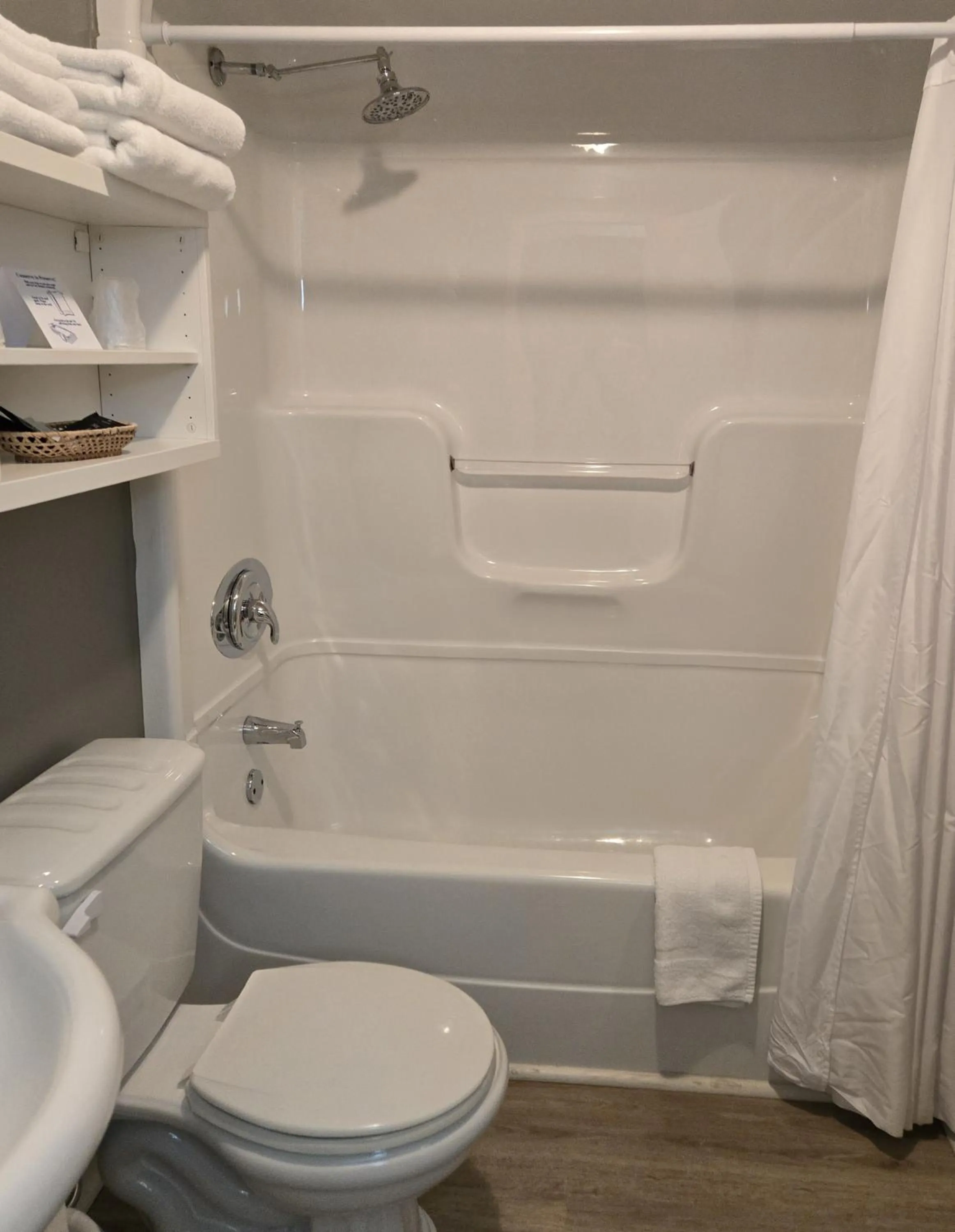 Bathroom in Seawinds Motel & Cottages