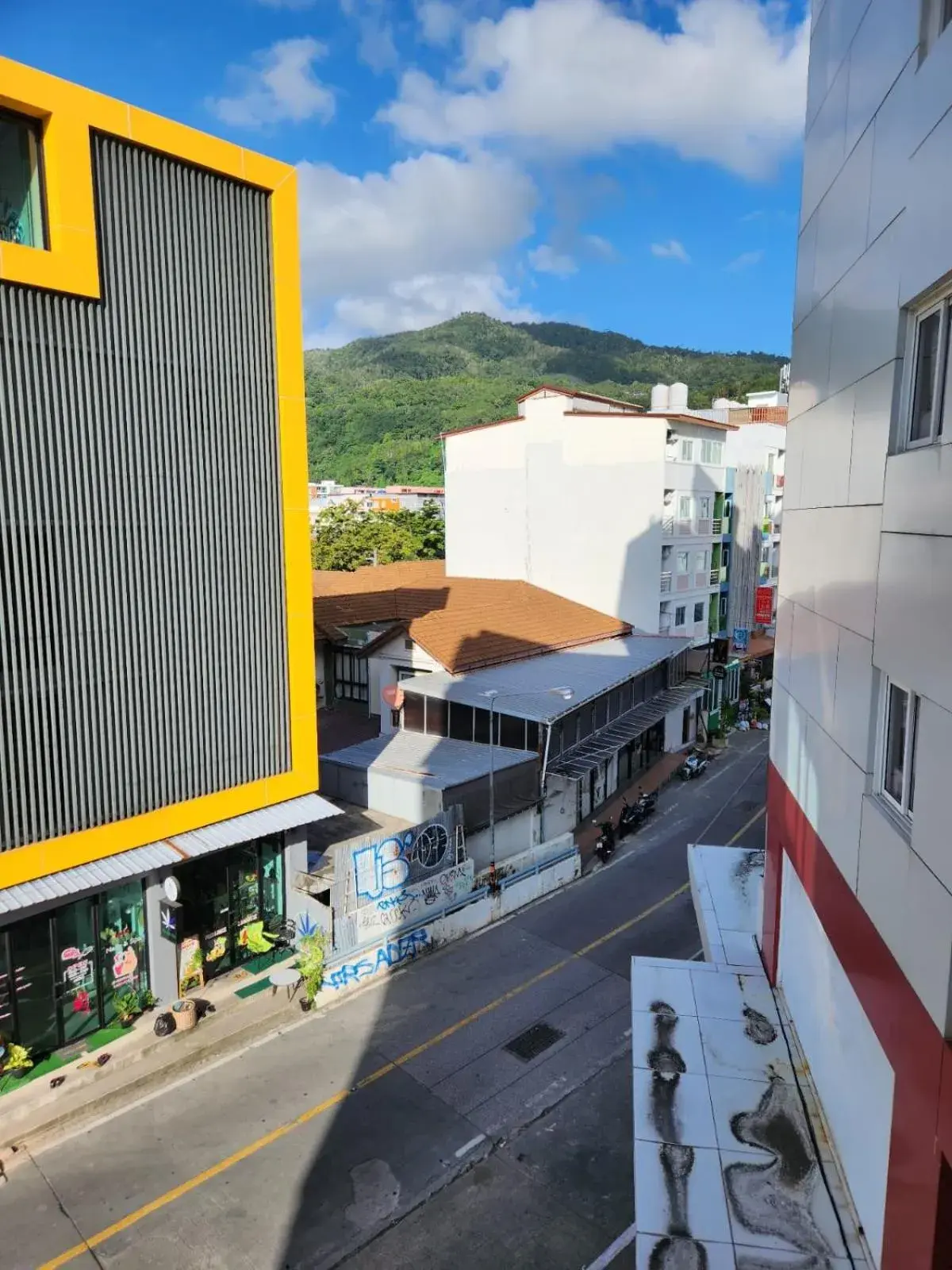 Property building in Sereneburi Patong Residence Property building in Sereneburi Patong Residence