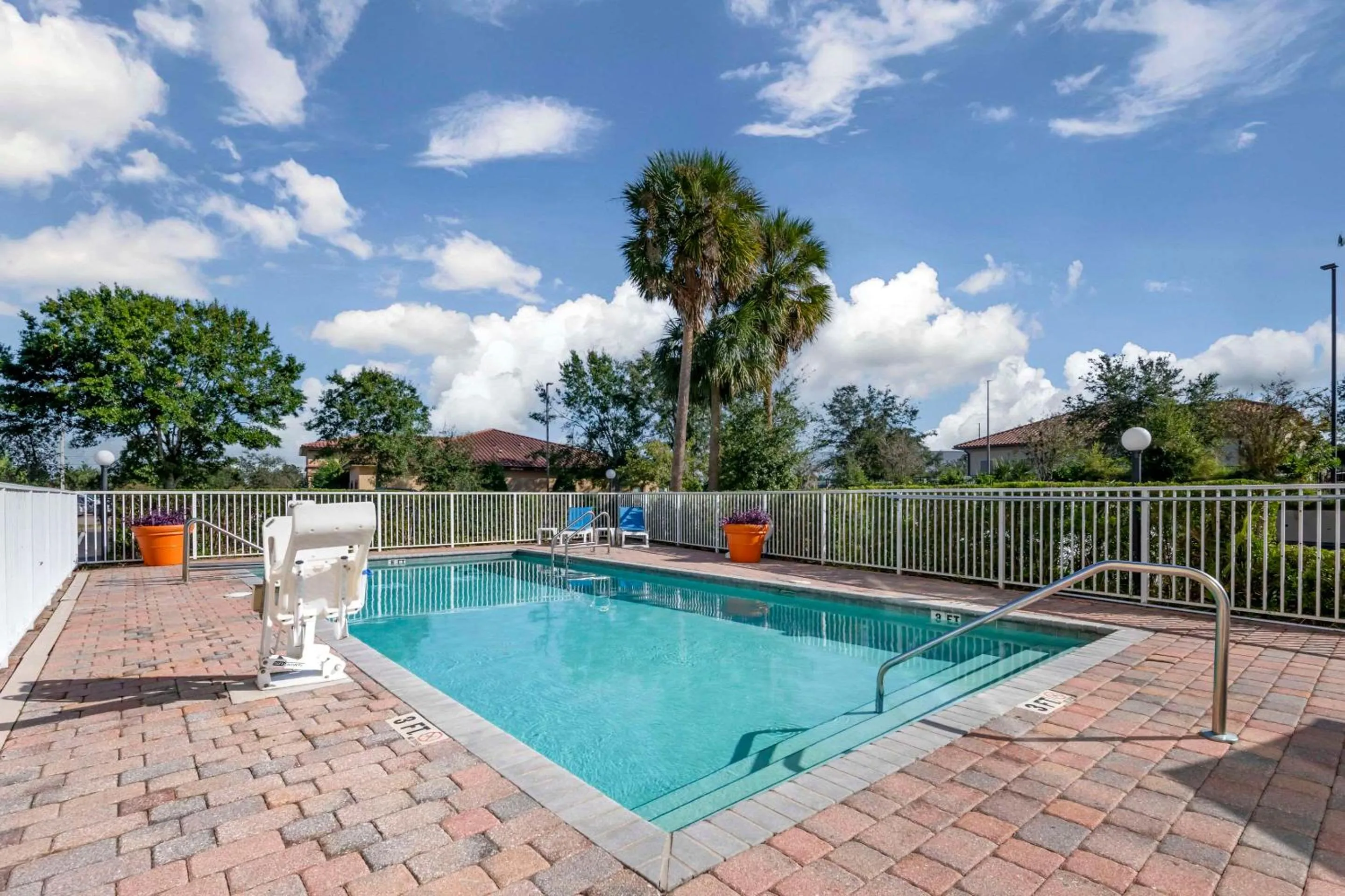 Swimming pool in Comfort Inn & Suites Tavares North