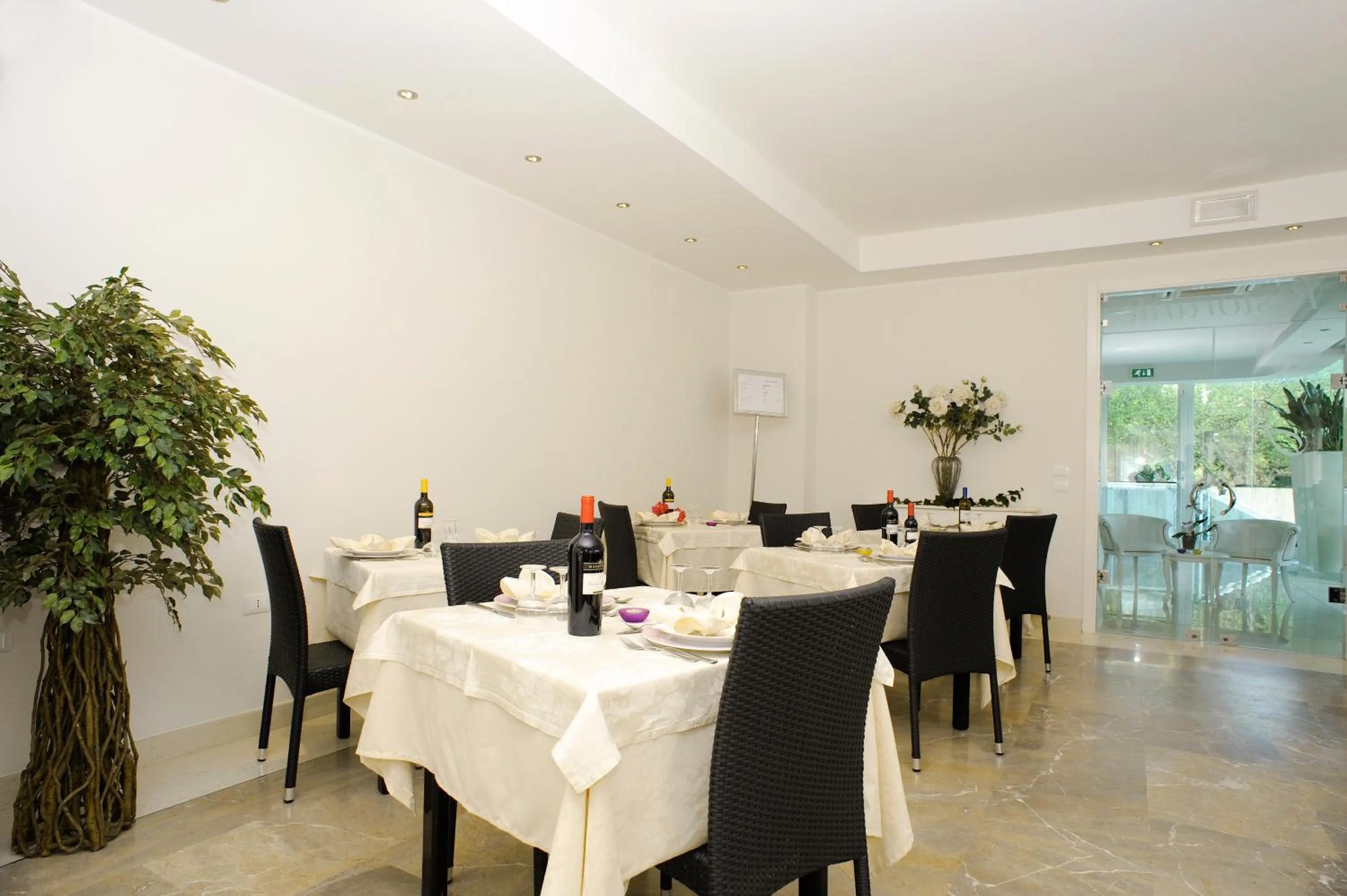 Restaurant/places to eat in Hotel Prater