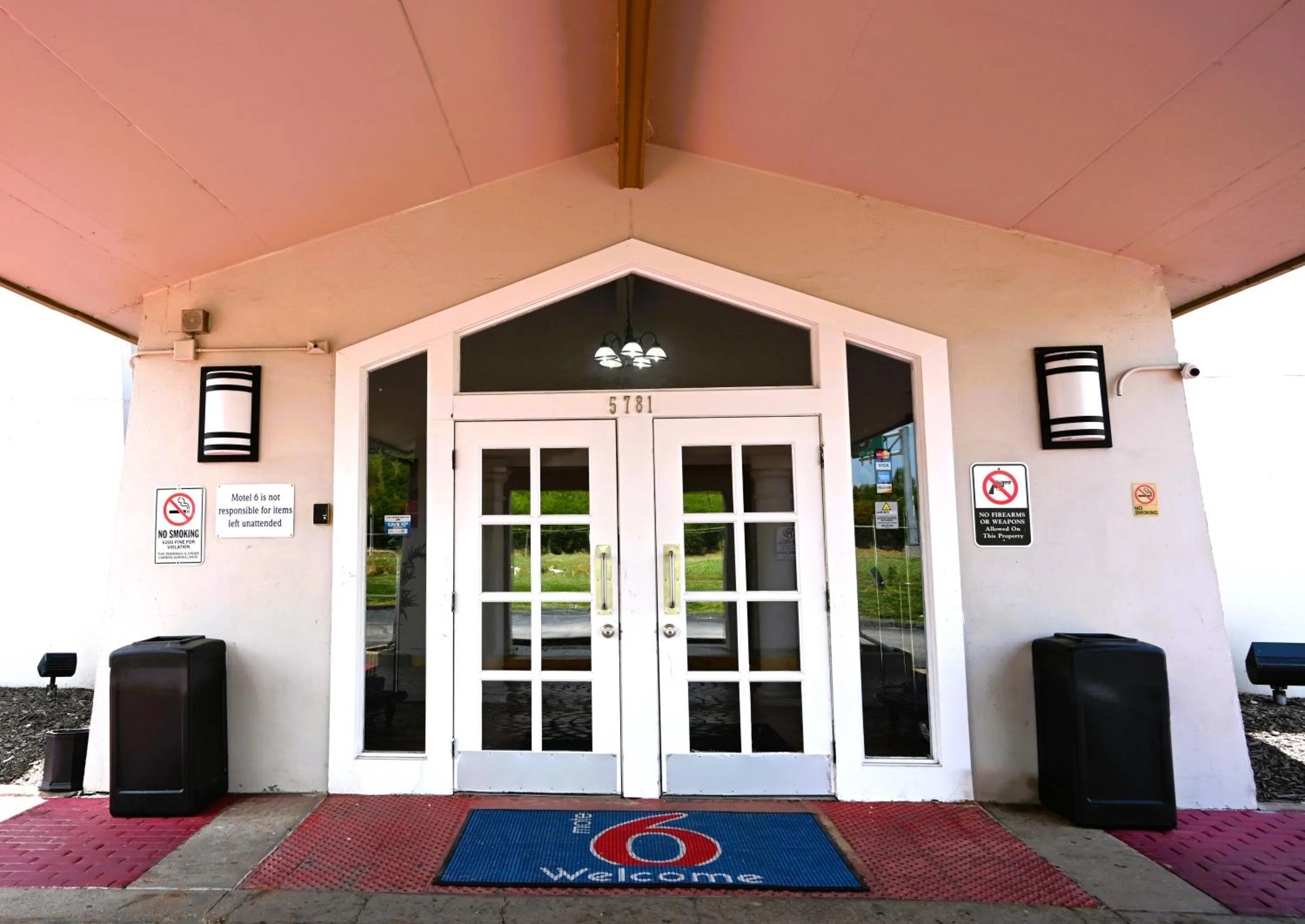 Property building in Motel 6-Hazelwood, MO