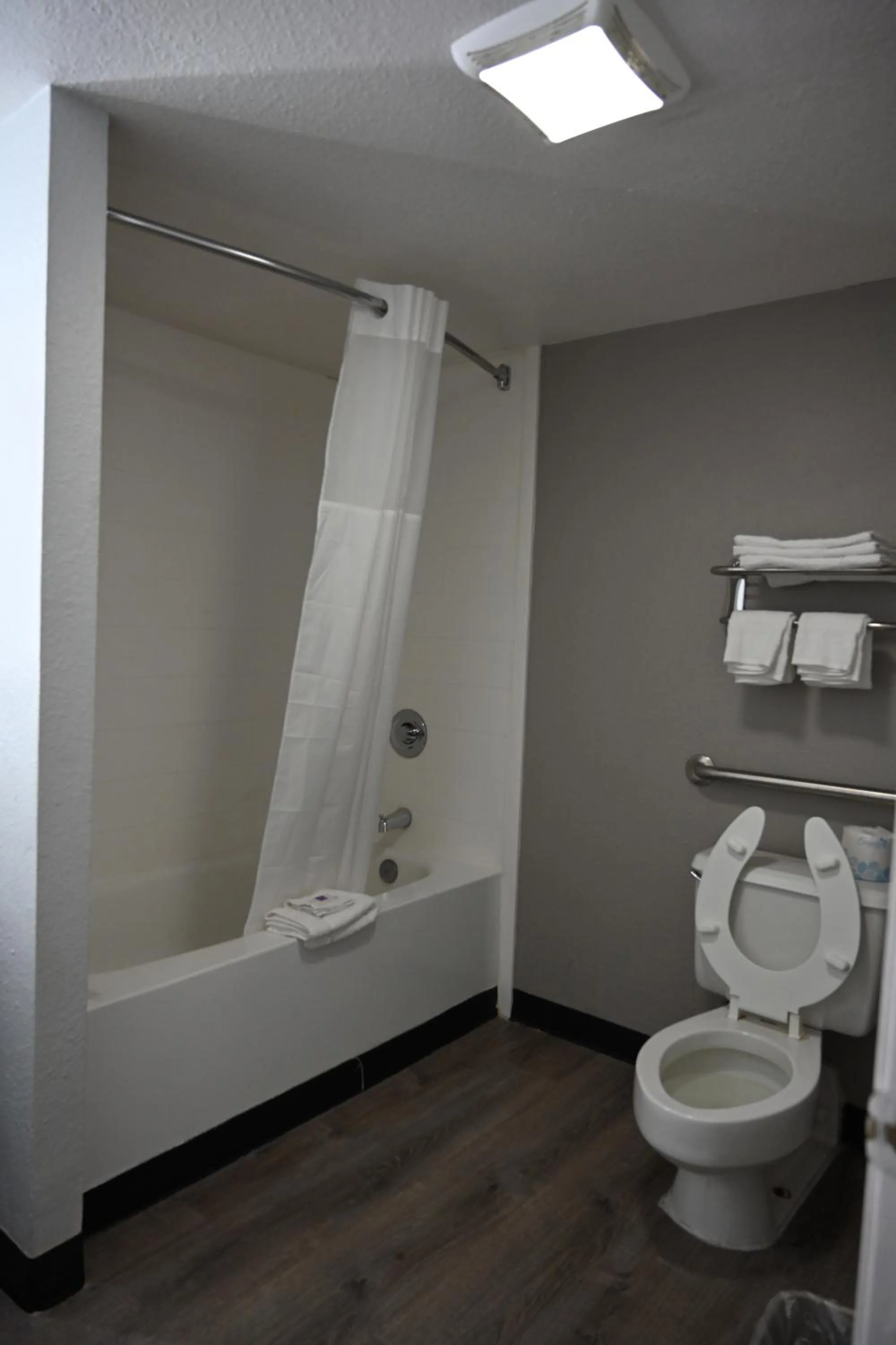 Bathroom in Motel 6-Hazelwood, MO