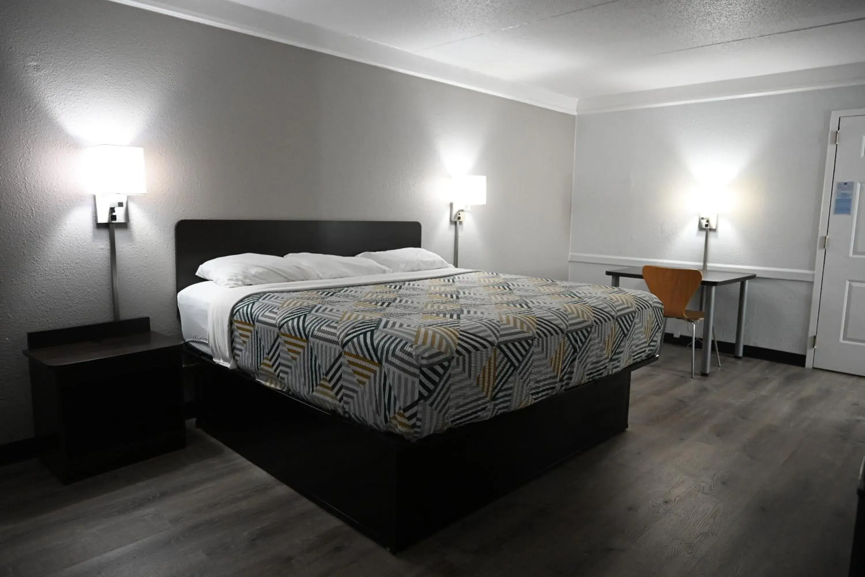 Living room, Bed in Motel 6-Hazelwood, MO Living room, Bed in Motel 6-Hazelwood, MO