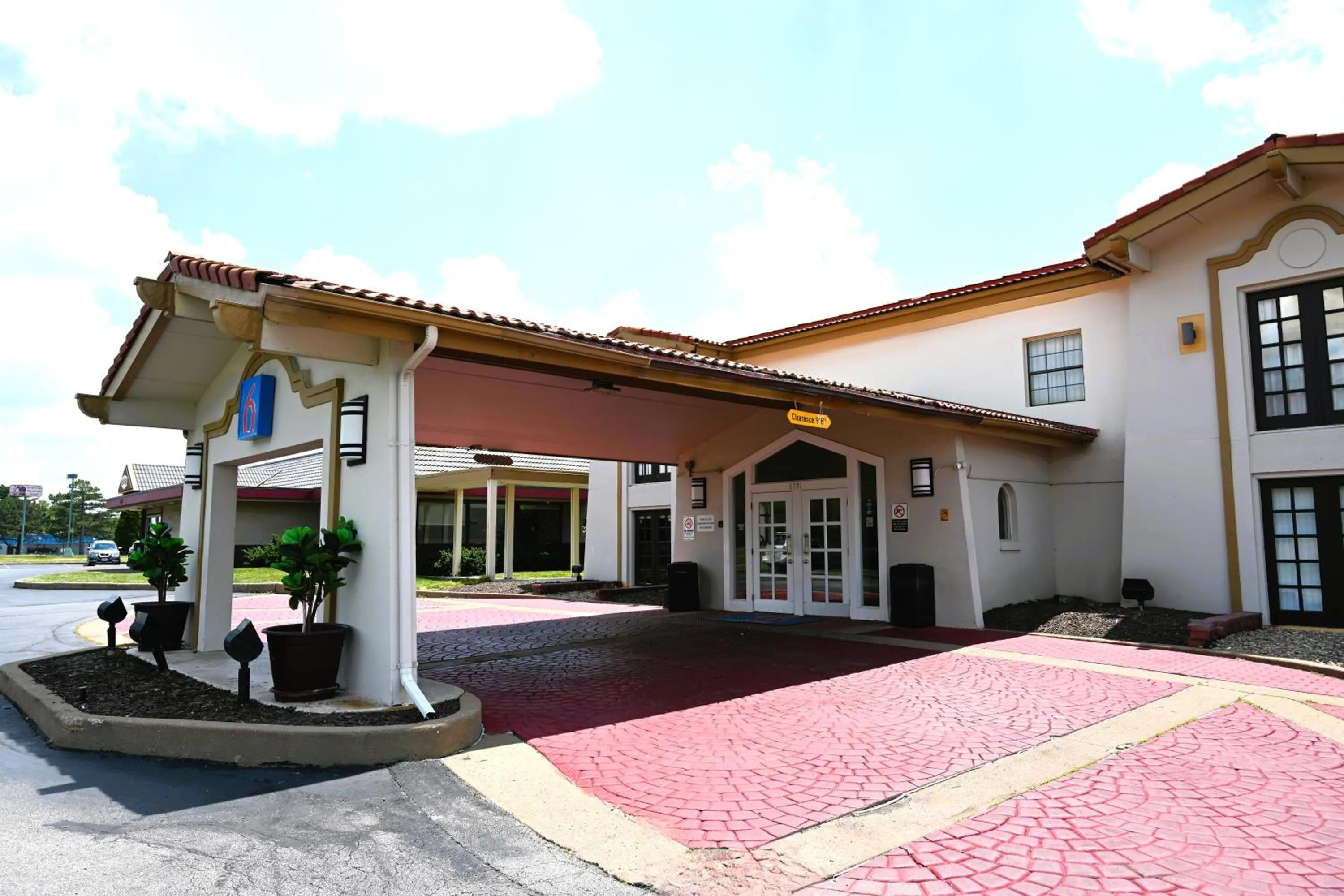 Property building in Motel 6-Hazelwood, MO