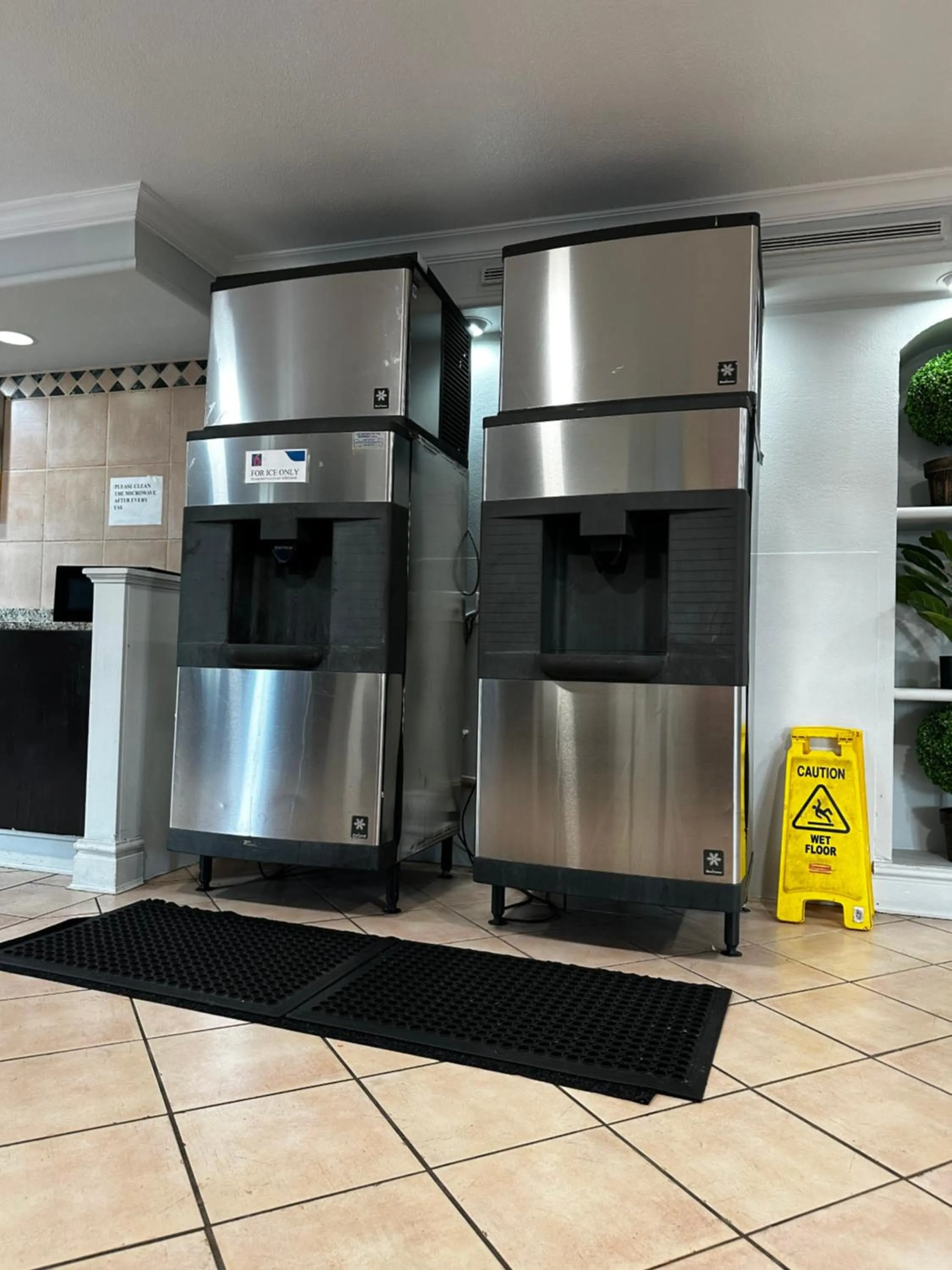 vending machine in Motel 6-Hazelwood, MO