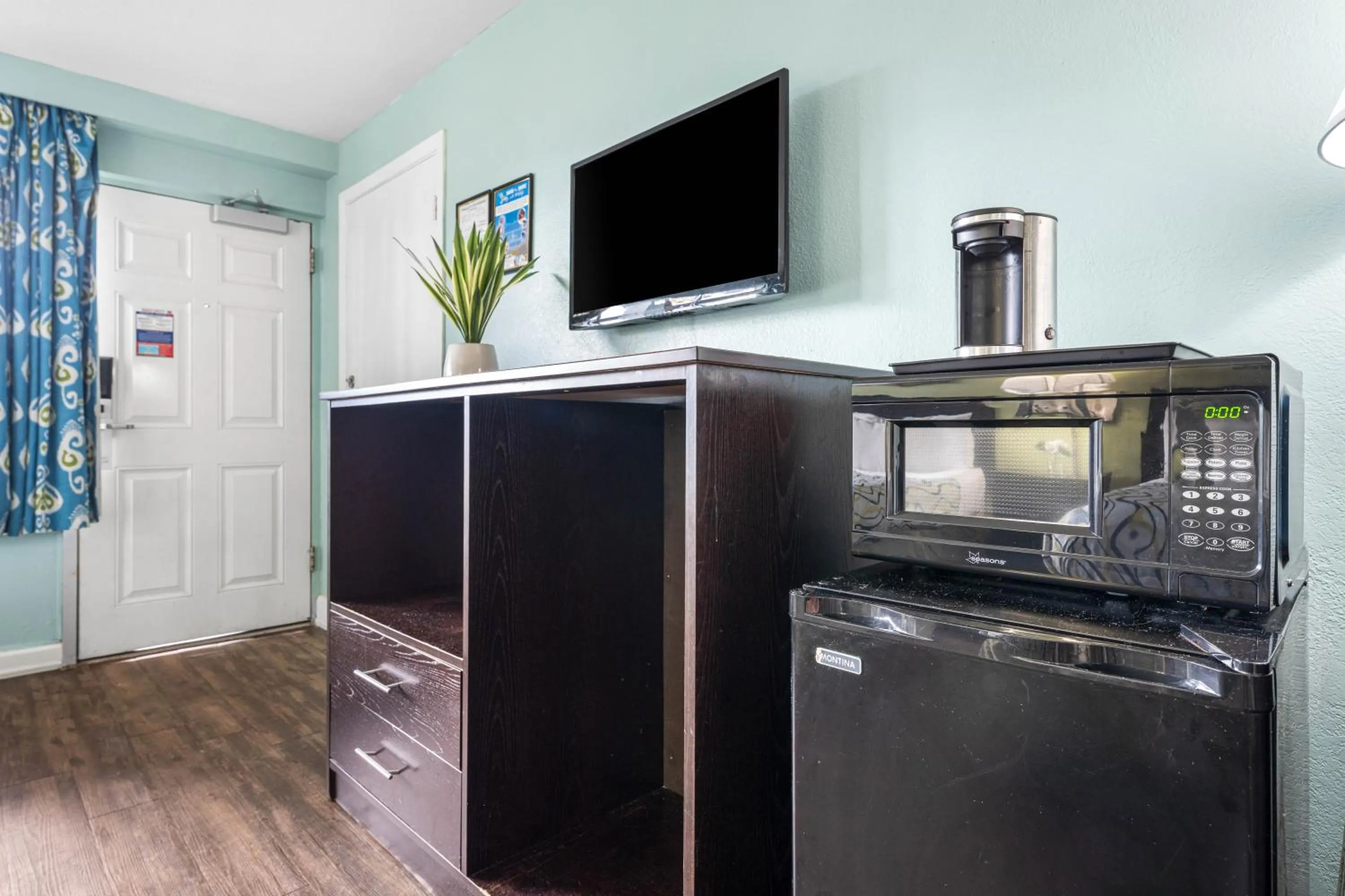 microwave in Boardwalk Beach Hotel