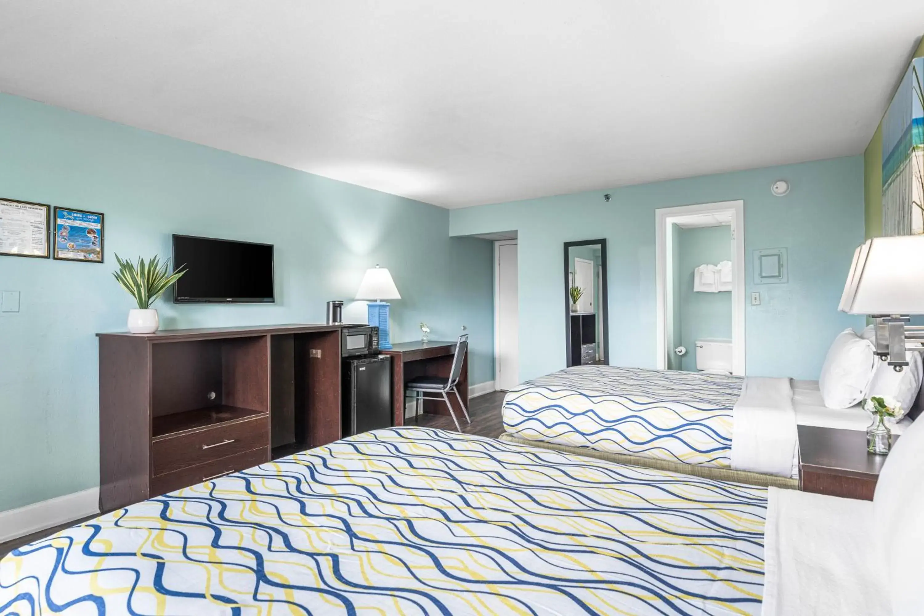 Photo of the whole room, Bed in Boardwalk Beach Hotel Photo of the whole room, Bed in Boardwalk Beach Hotel