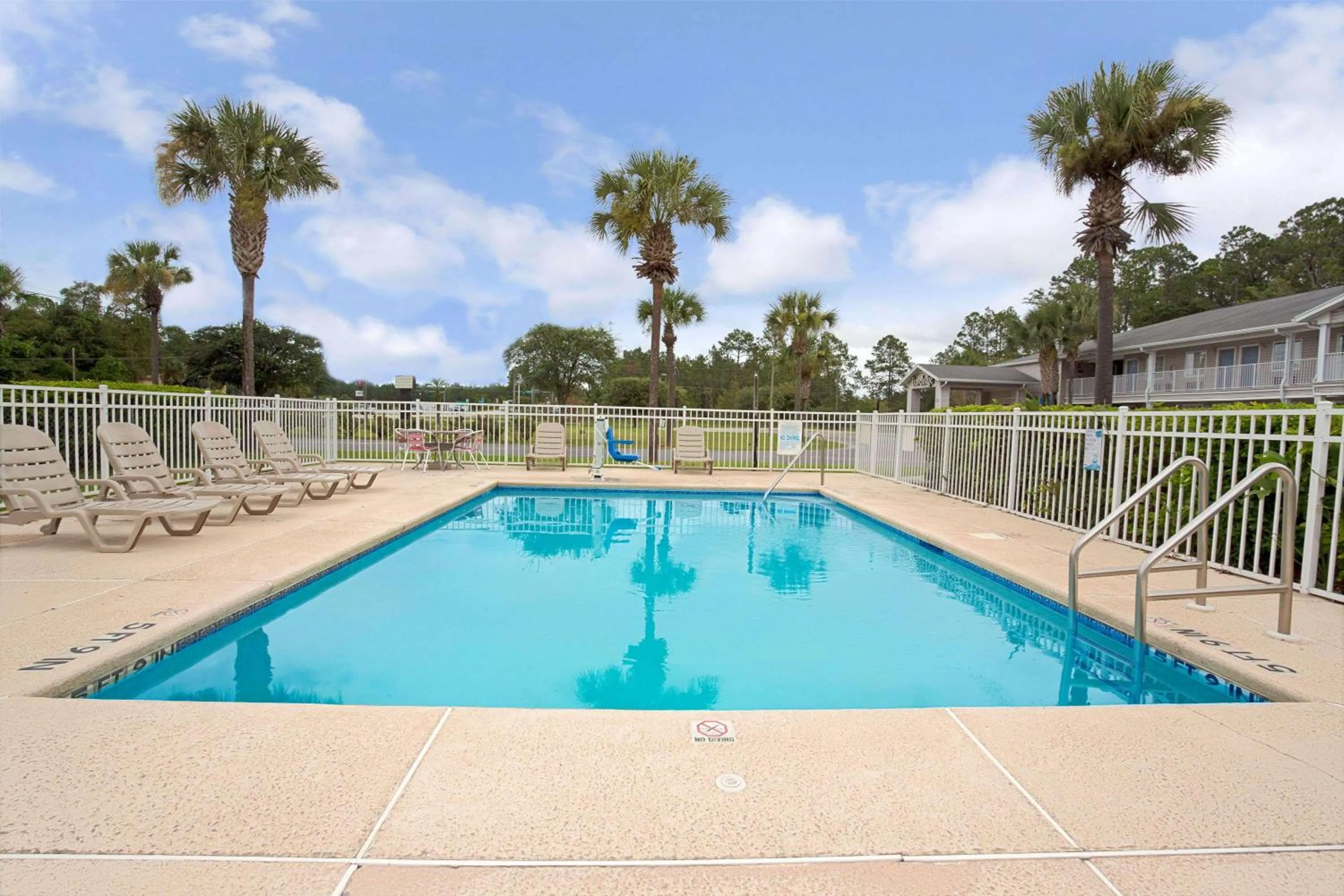 Pool view in Travelodge Suites by Wyndham MacClenny I-10