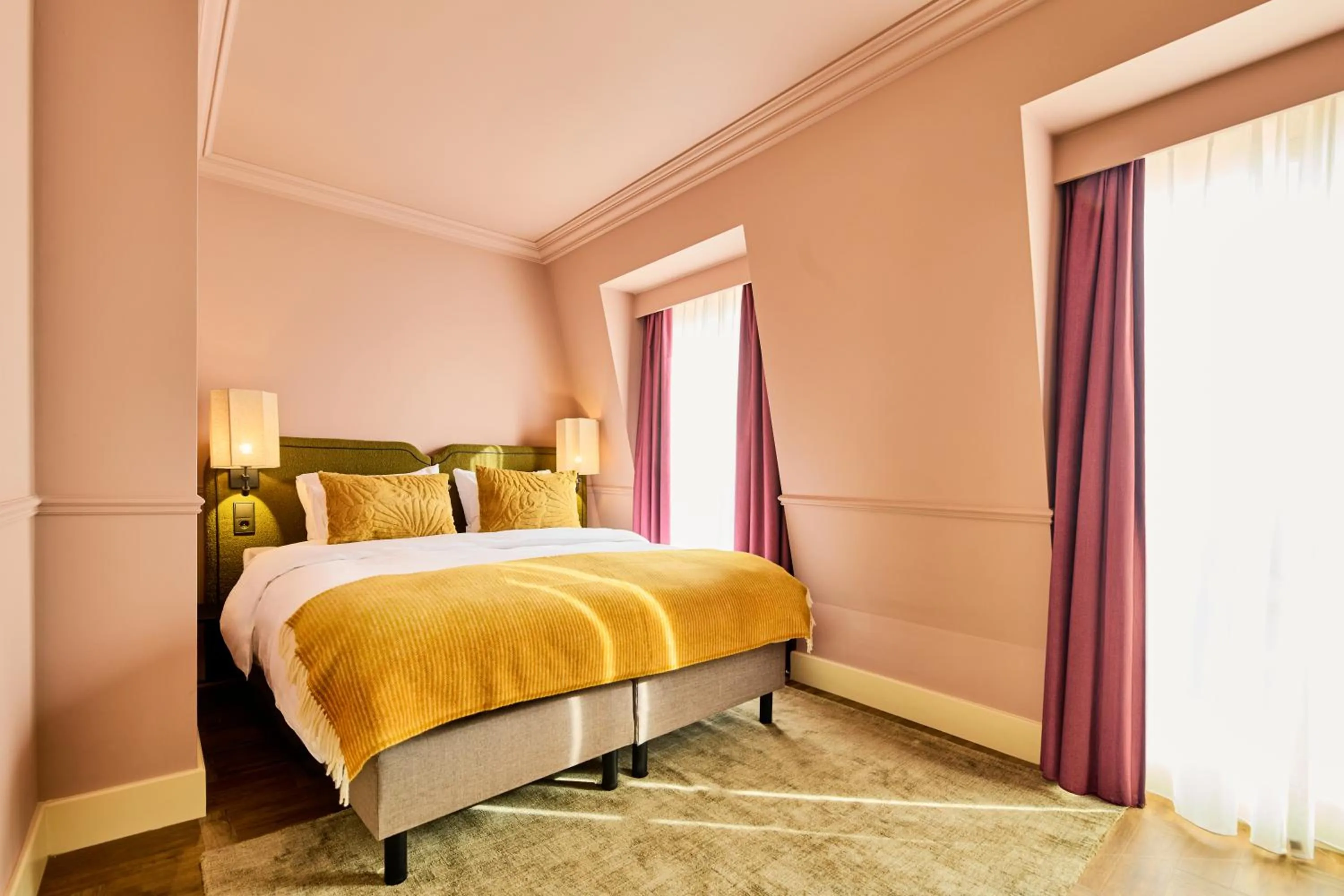 Bed in ARQ Paleis Hotel