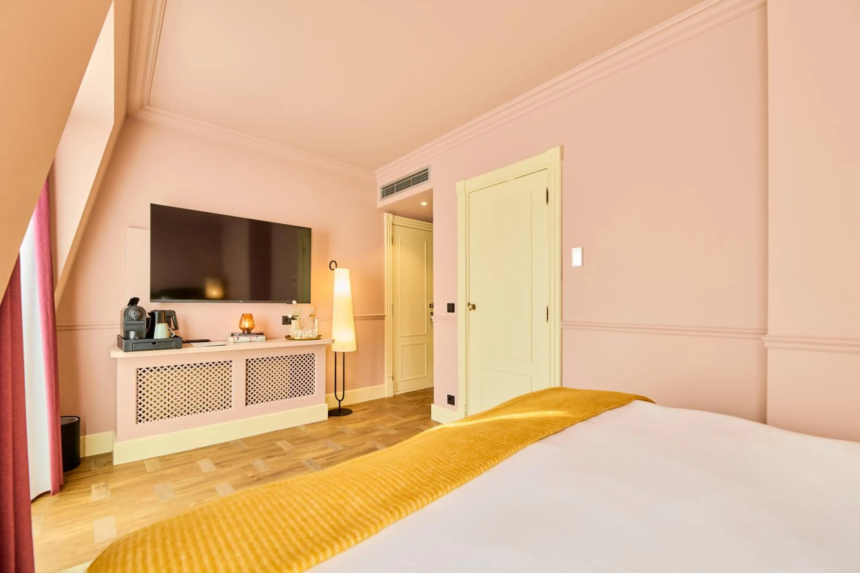 Bed in ARQ Paleis Hotel