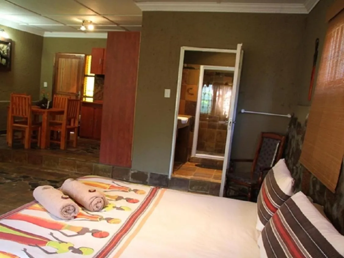 Photo of the whole room, Bed in Emahlathini Guest Farm