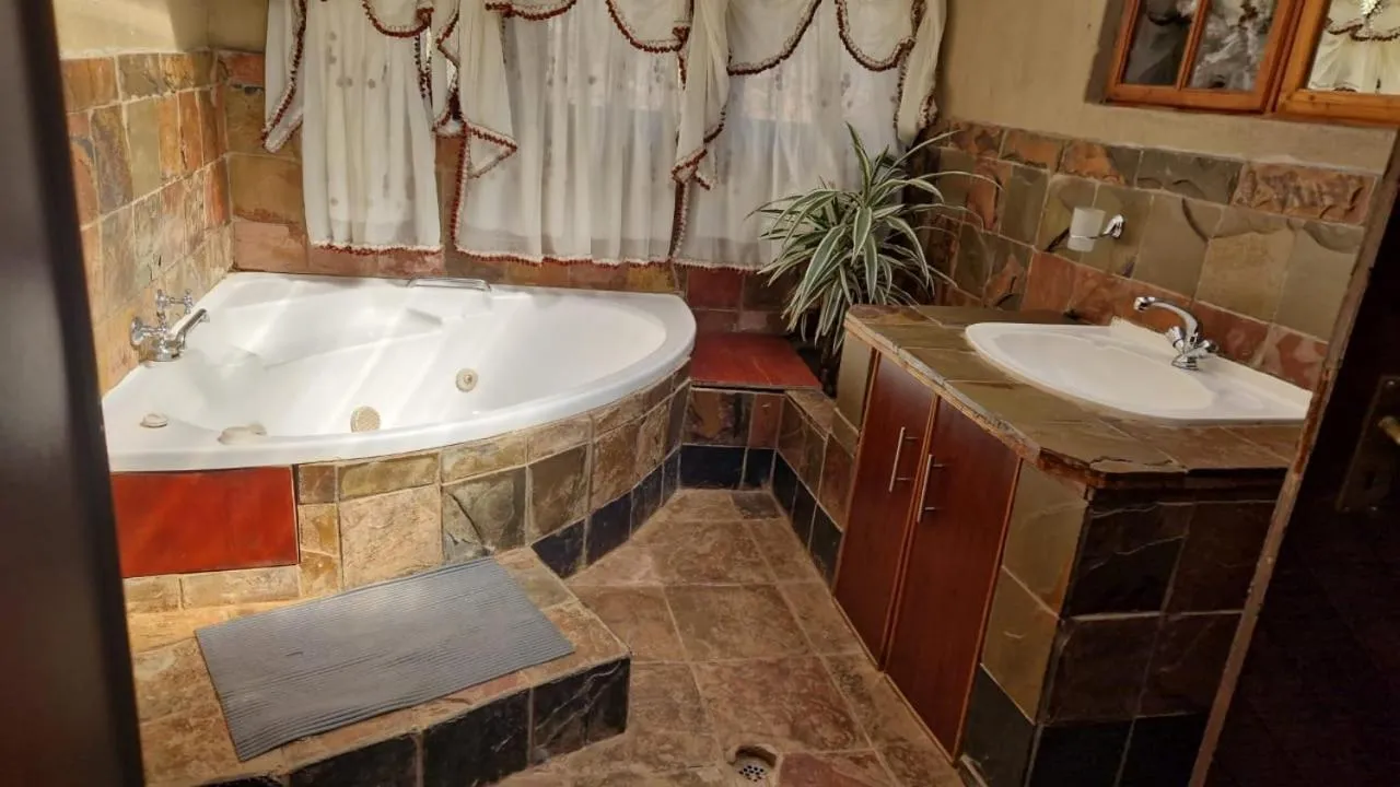 Emahlathini Guest Farm