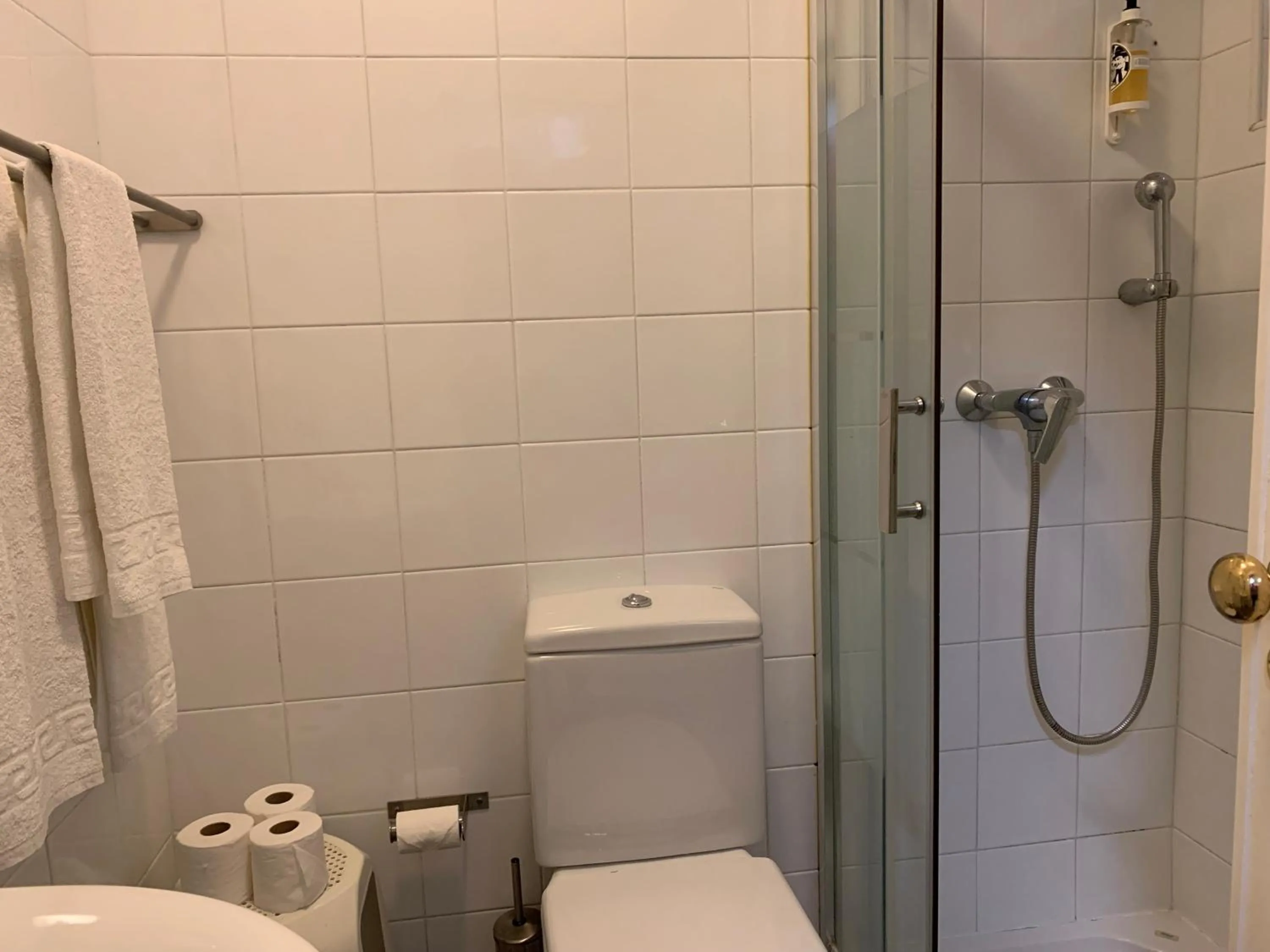 Bathroom in Discovery Apartment Estrela