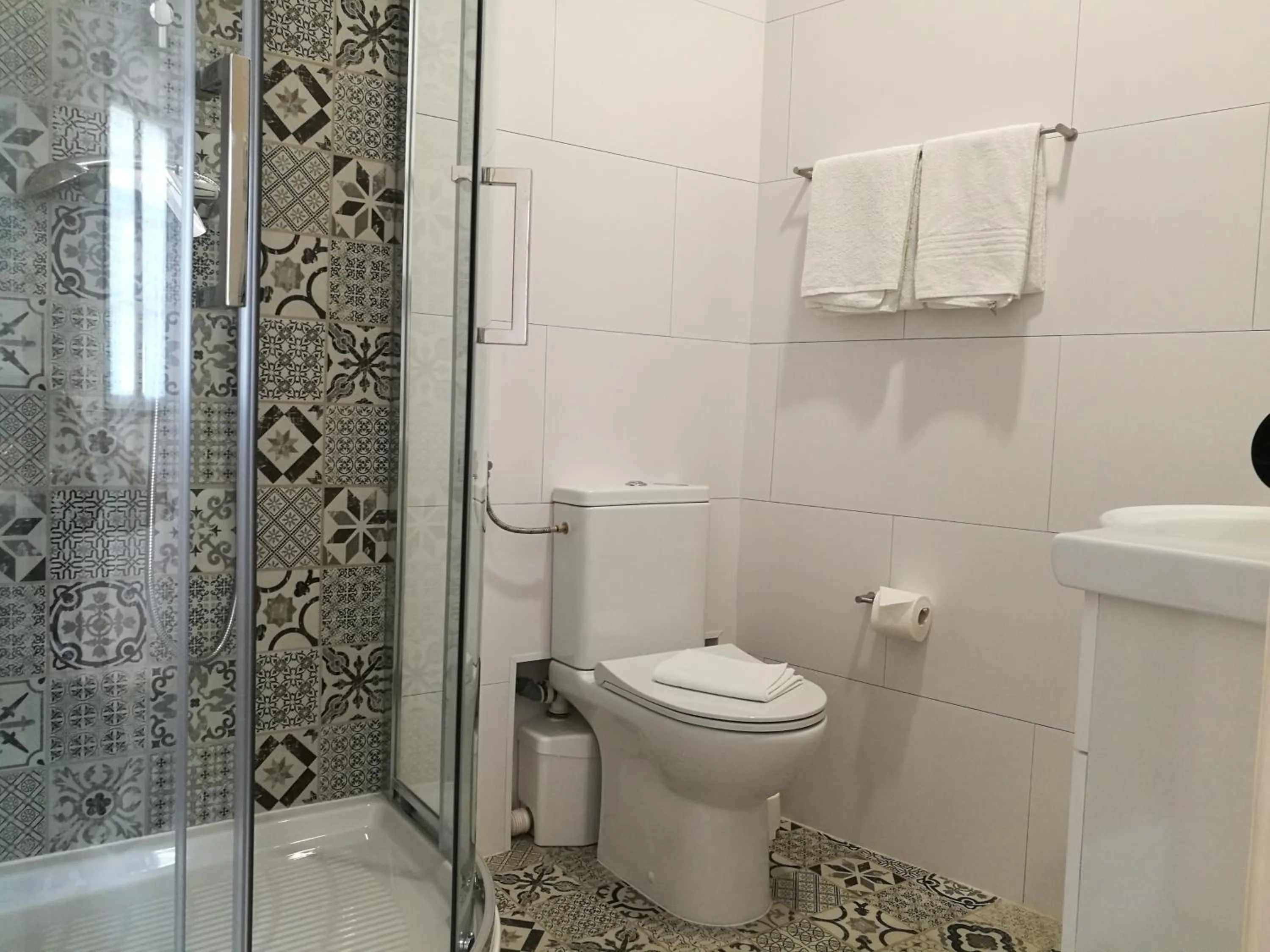 Toilet in Discovery Apartment Estrela