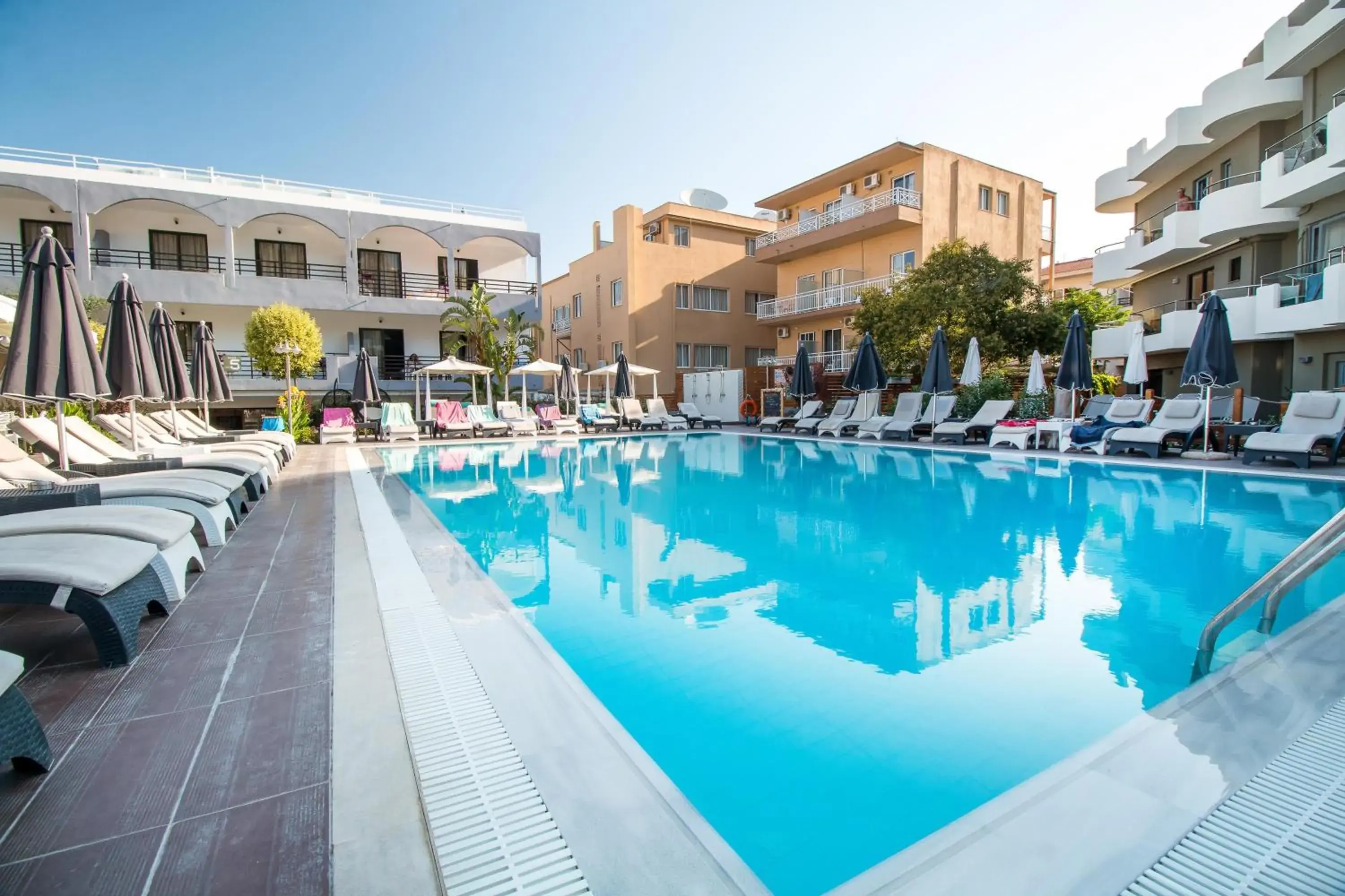 Swimming pool in Sunny Days Hotel Swimming pool in Sunny Days Hotel